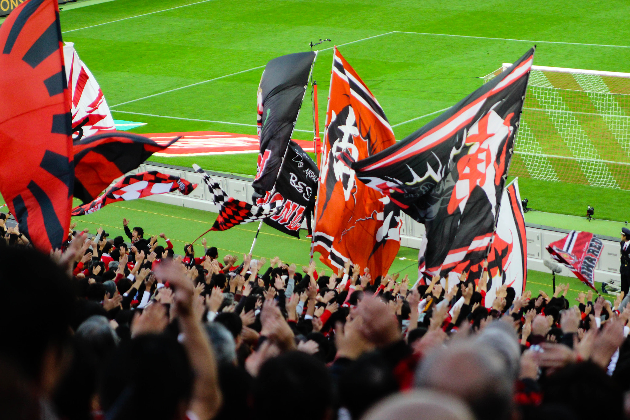 Canon EOS 100D (EOS Rebel SL1 / EOS Kiss X7) sample photo. Japanese soccer fan culture photography
