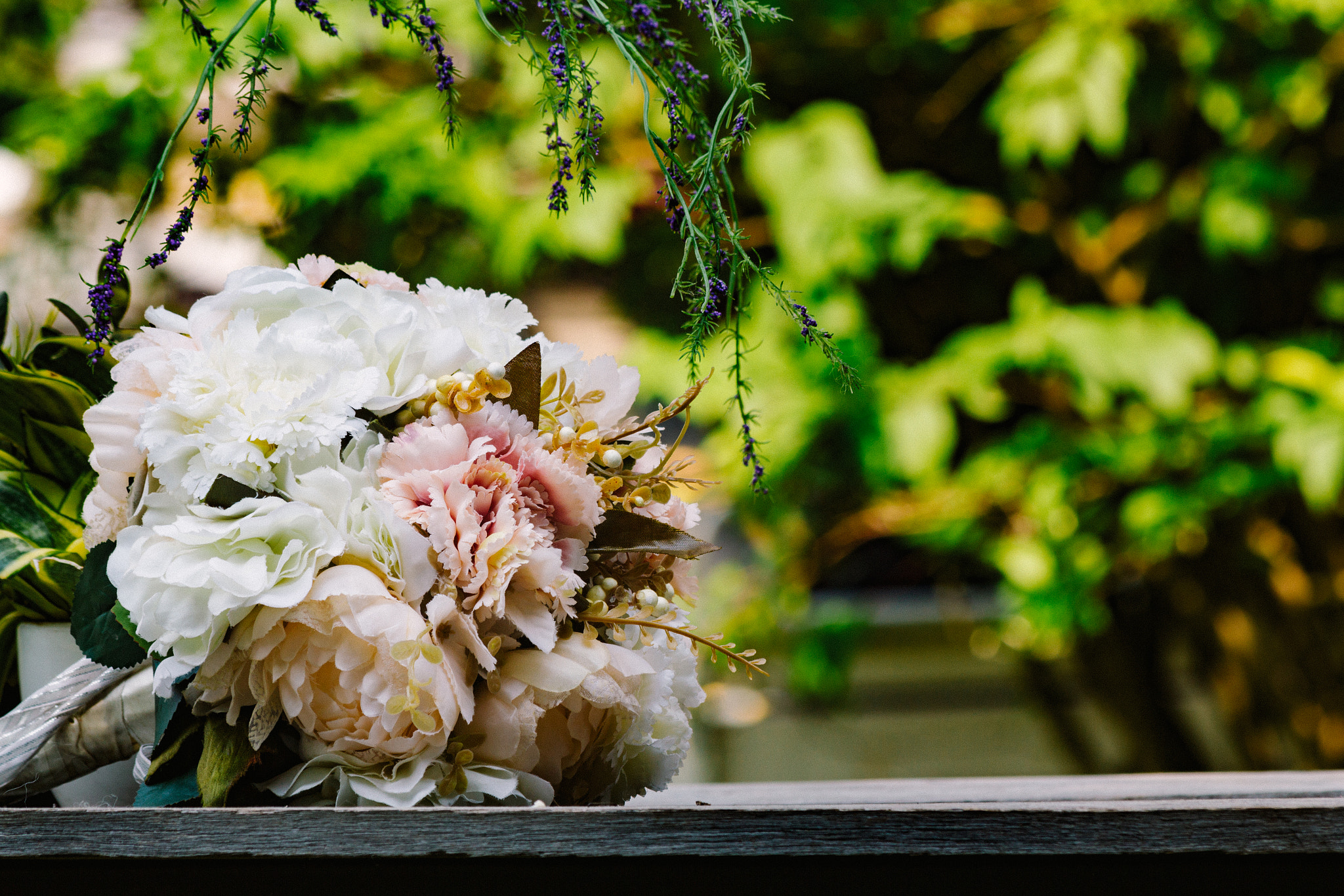 Canon EOS 550D (EOS Rebel T2i / EOS Kiss X4) sample photo. Wedding flowers photography