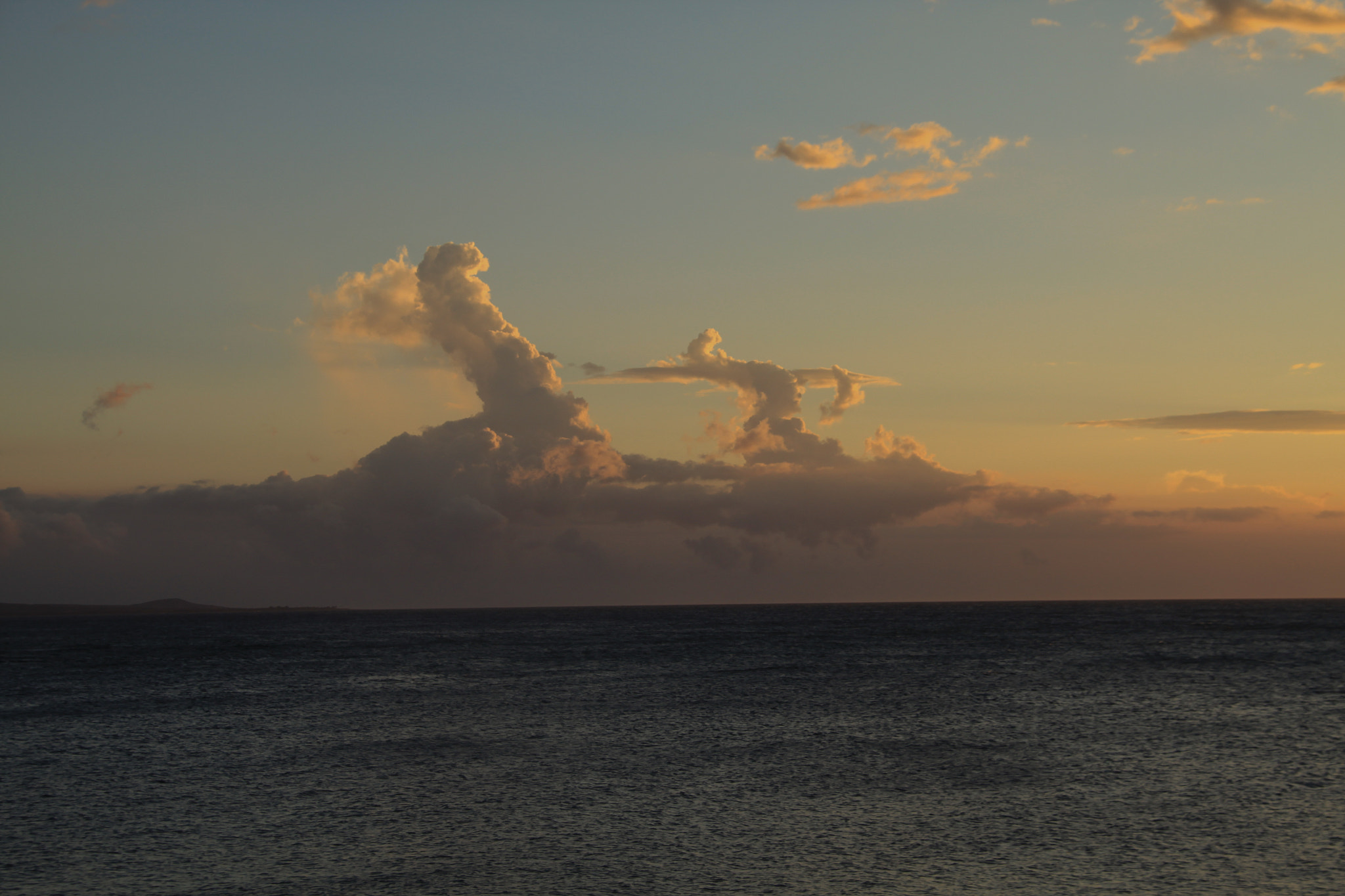 Canon EOS 500D (EOS Rebel T1i / EOS Kiss X3) + Sigma 18-200mm f/3.5-6.3 DC OS sample photo. A cloud man fights a cloud serpent off the big island of hawaii. photography