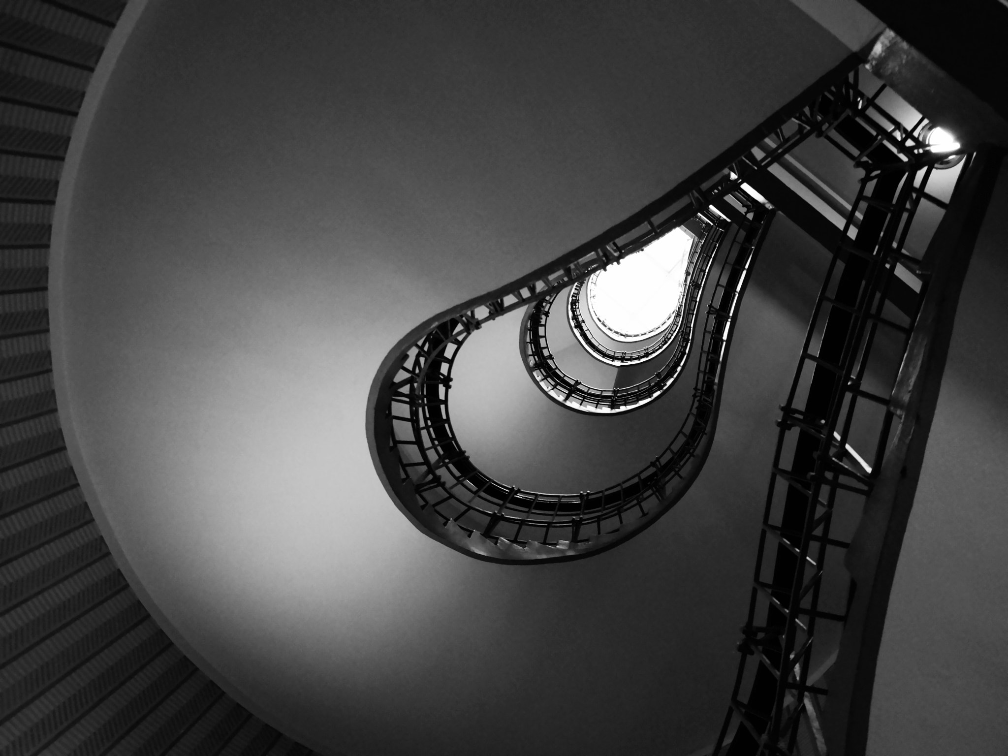 18.00 - 105.00 mm f/3.5 - 5.6 sample photo. Lightbulb staircase photography