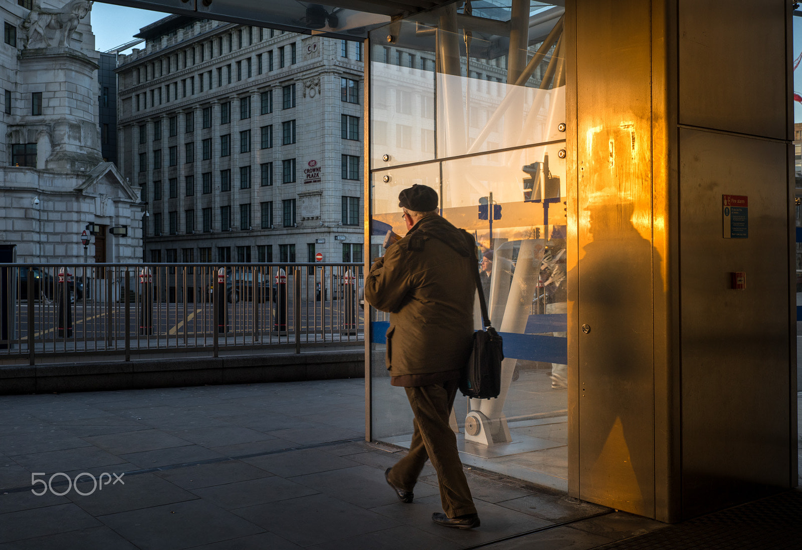E 35mm F2 sample photo. Golden london light photography