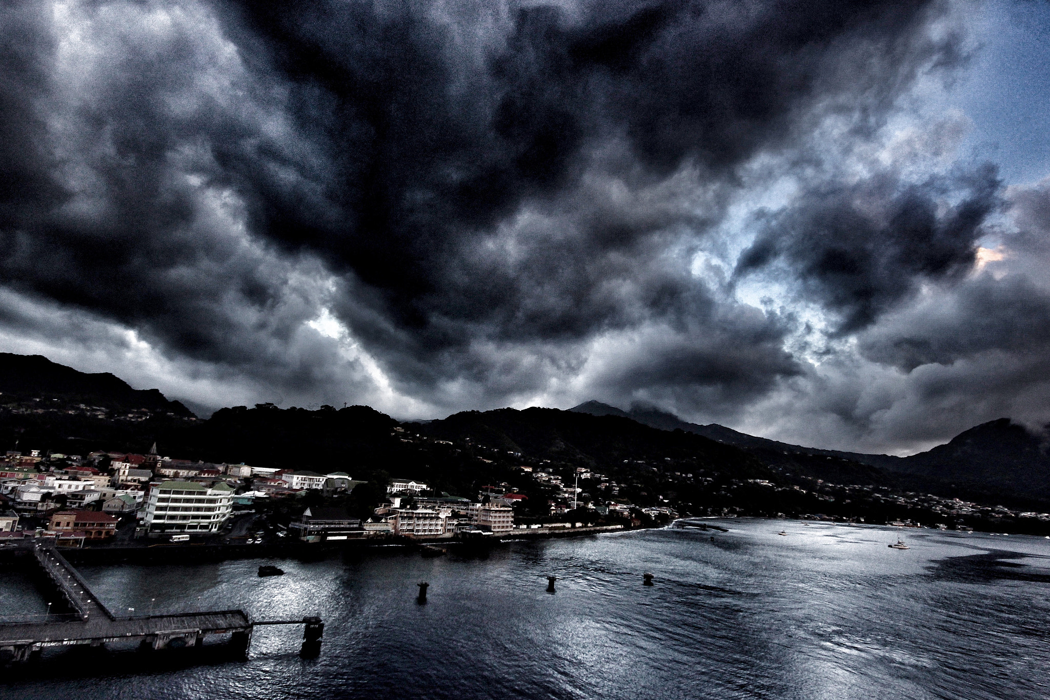 Sigma 10-20mm F4-5.6 EX DC HSM sample photo. Dark clouds photography