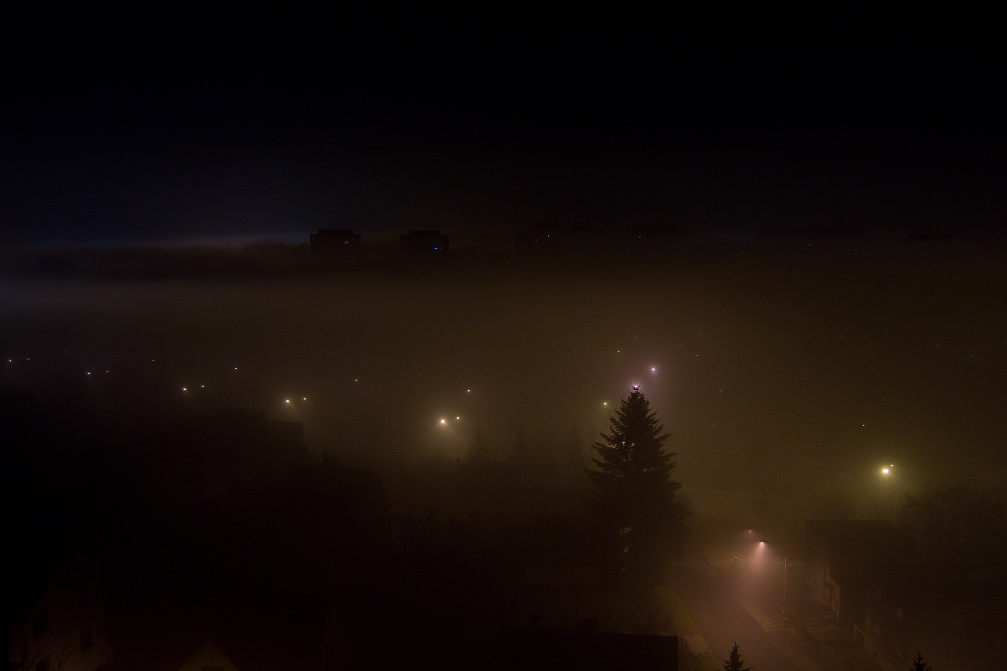 18.00 - 55.00 mm f/3.5 - 5.6 sample photo. Fog over the city photography