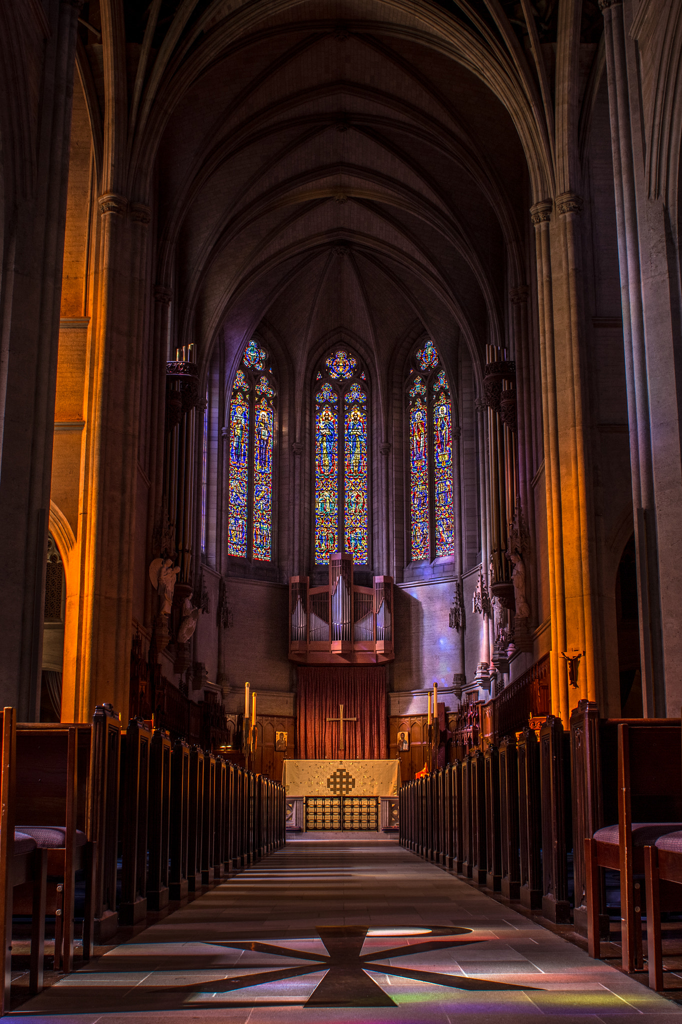 Canon EOS 700D (EOS Rebel T5i / EOS Kiss X7i) + Canon EF 28mm F1.8 USM sample photo. Grace cathedral photography
