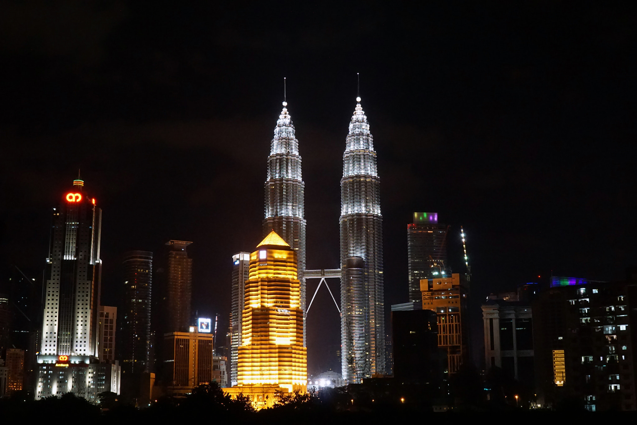 Sony a6000 + Sony Vario Tessar T* FE 24-70mm F4 ZA OSS sample photo. City lights photography