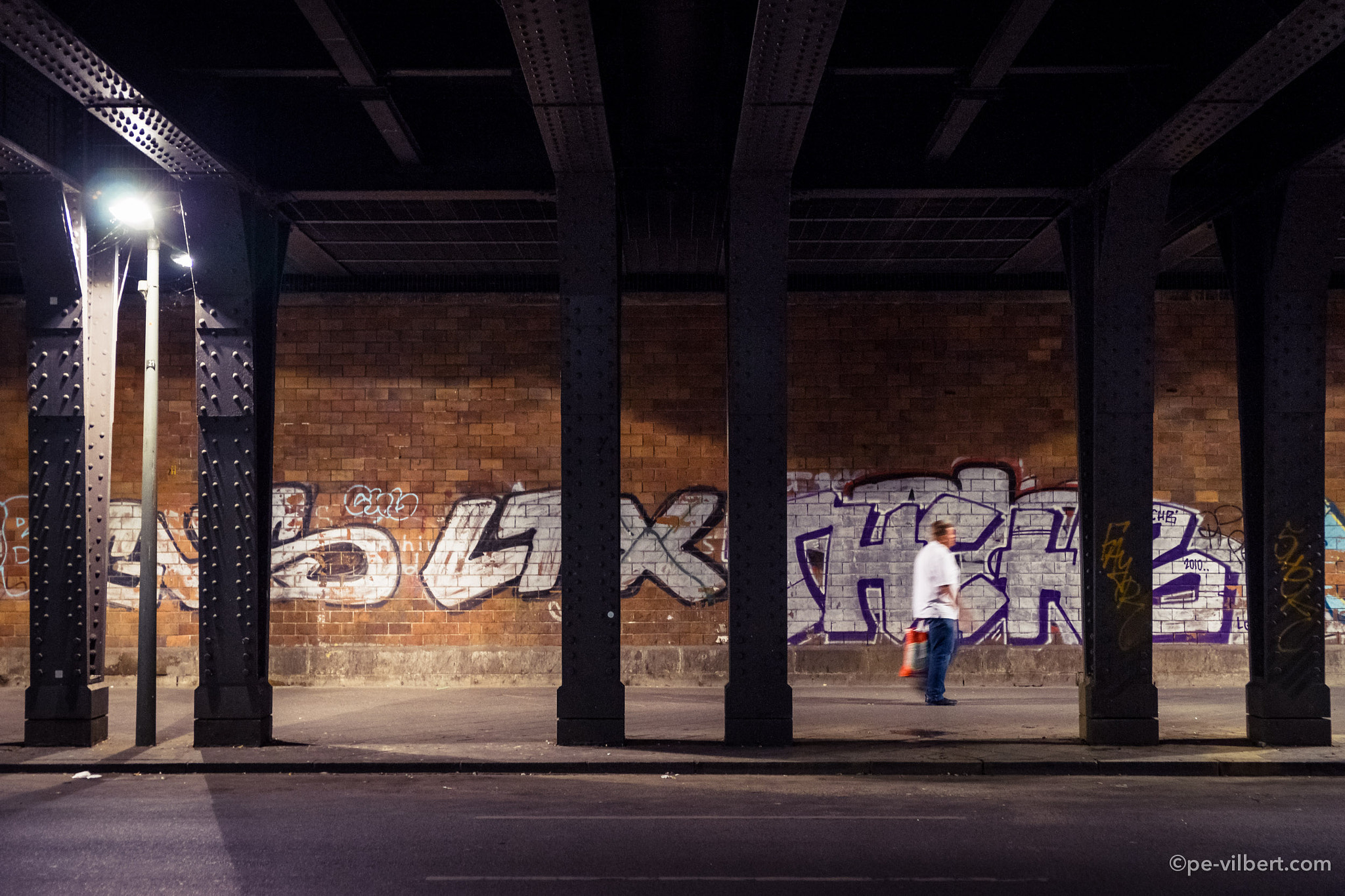 Sony Alpha DSLR-A850 sample photo. Walking on the wall side photography