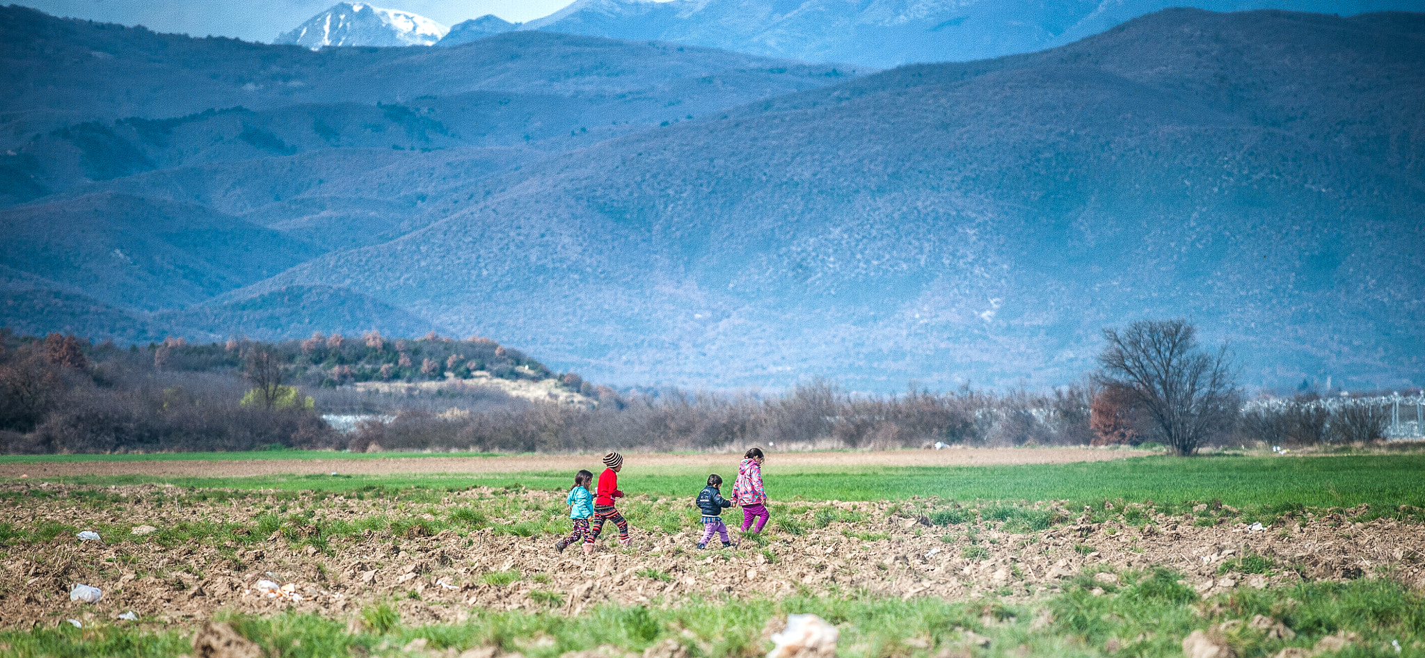Nikon AF-S Nikkor 70-200mm F4G ED VR sample photo. Walking refugees photography