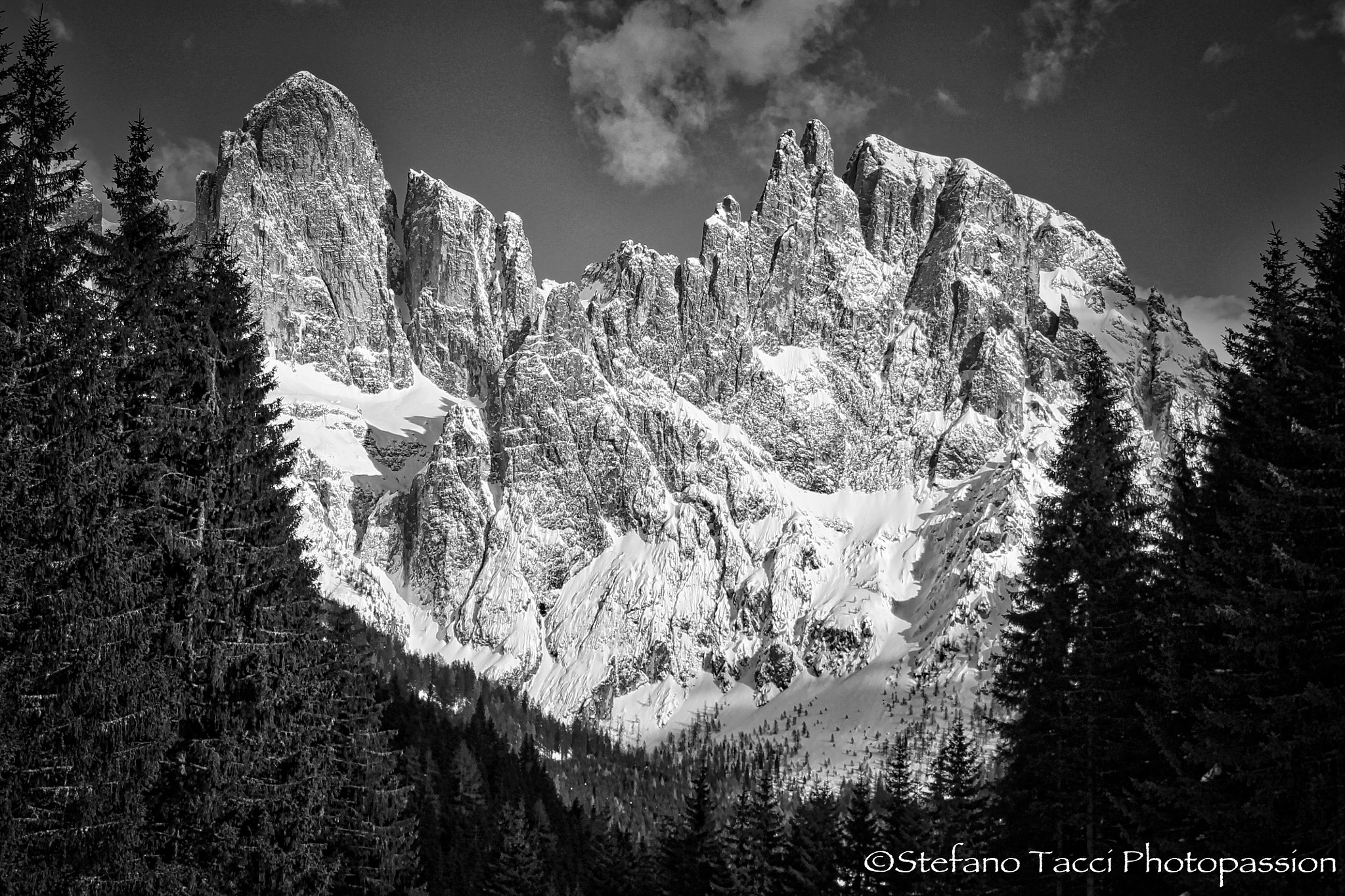 Canon EOS 1100D (EOS Rebel T3 / EOS Kiss X50) + Sigma 18-200mm f/3.5-6.3 DC OS sample photo. Dolomiti in black and white photography
