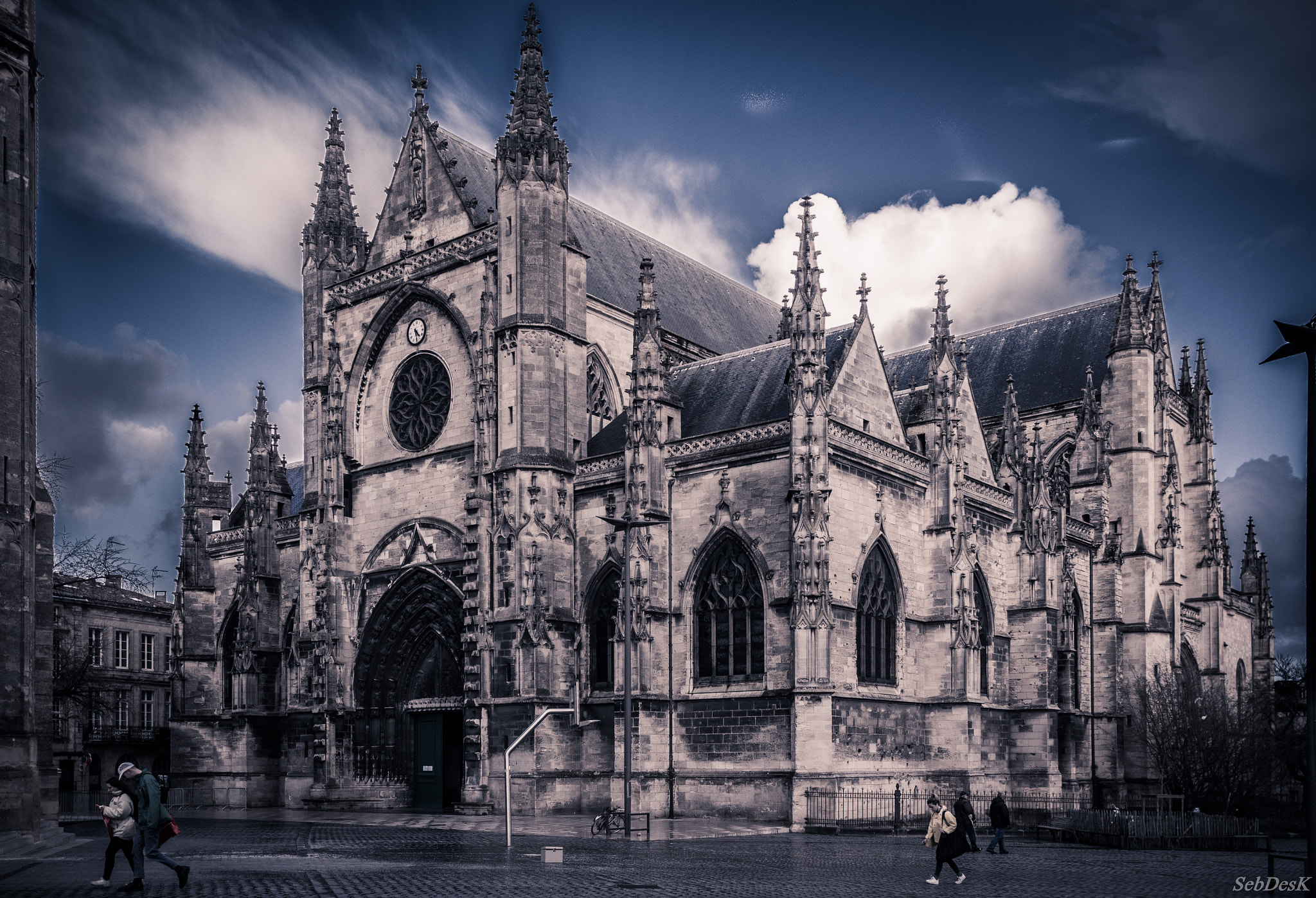 Canon EOS 700D (EOS Rebel T5i / EOS Kiss X7i) + Canon EF 20mm F2.8 USM sample photo. Basilique saint michel, bordeaux photography