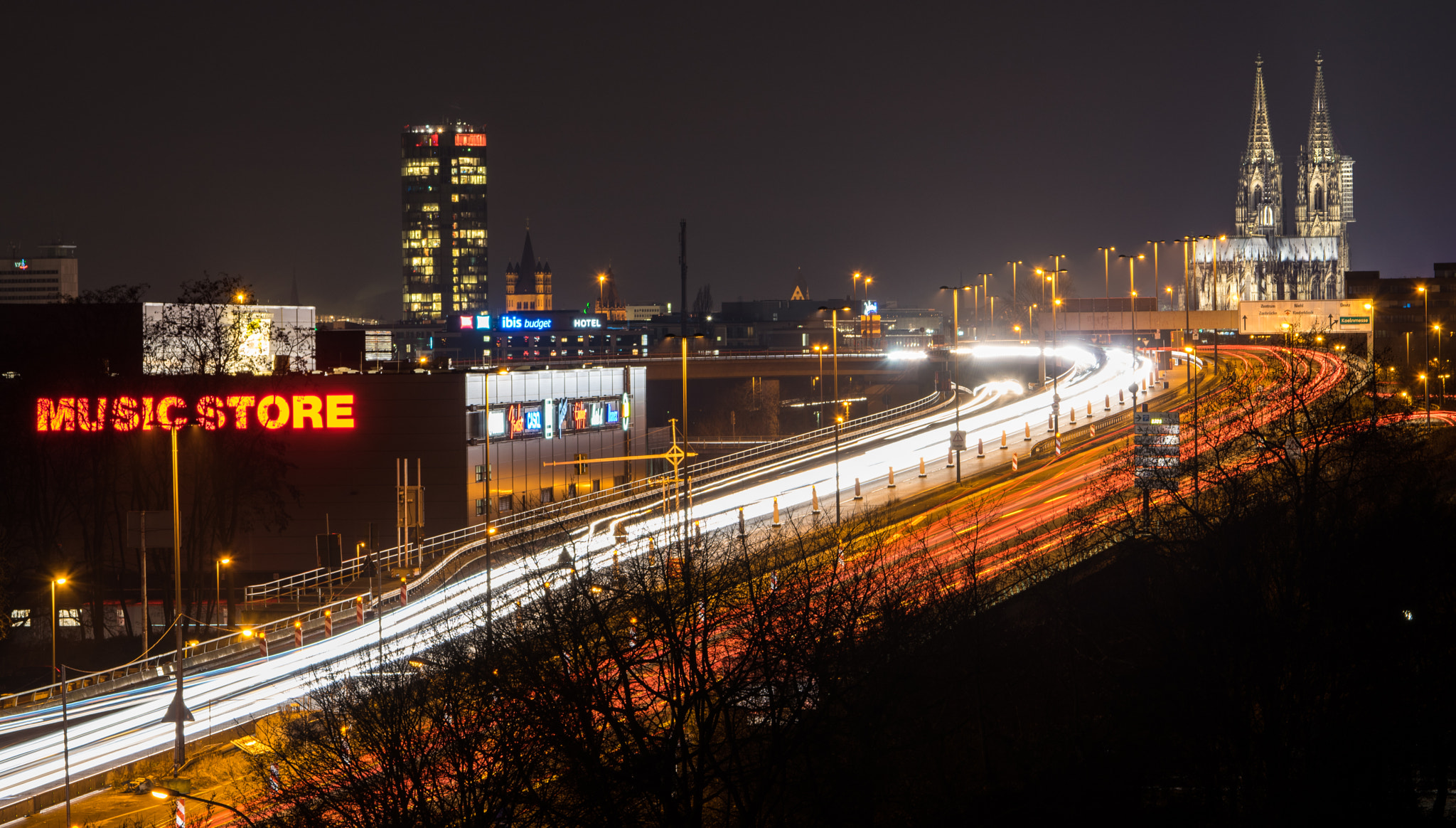 Sony a7R + Sony 70-400mm F4-5.6 G SSM sample photo. Cologne @night photography