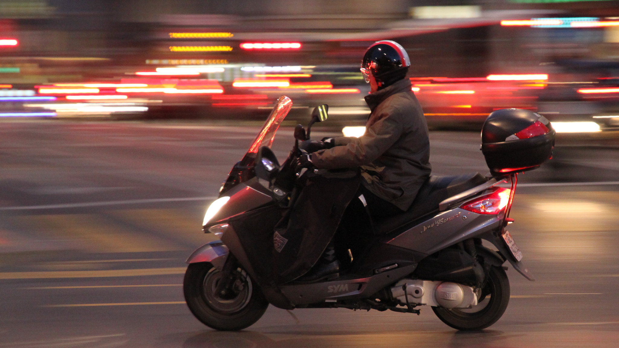 Canon EOS 500D (EOS Rebel T1i / EOS Kiss X3) sample photo. Panning thru busy intersection of geneva photography