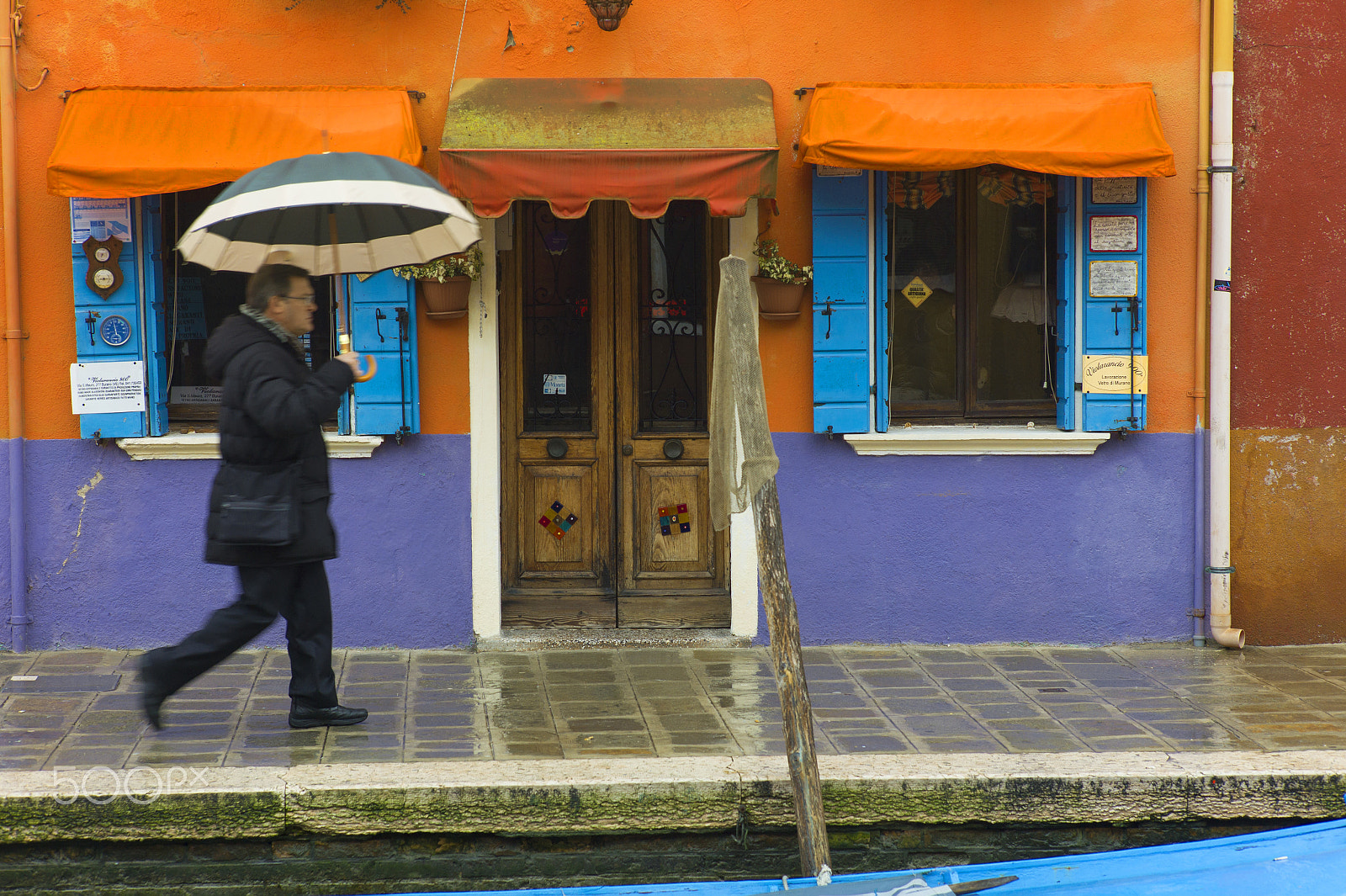 Leica Summicron-M 90mm f/2 (II) sample photo. A man with umbrella at burano streets photography