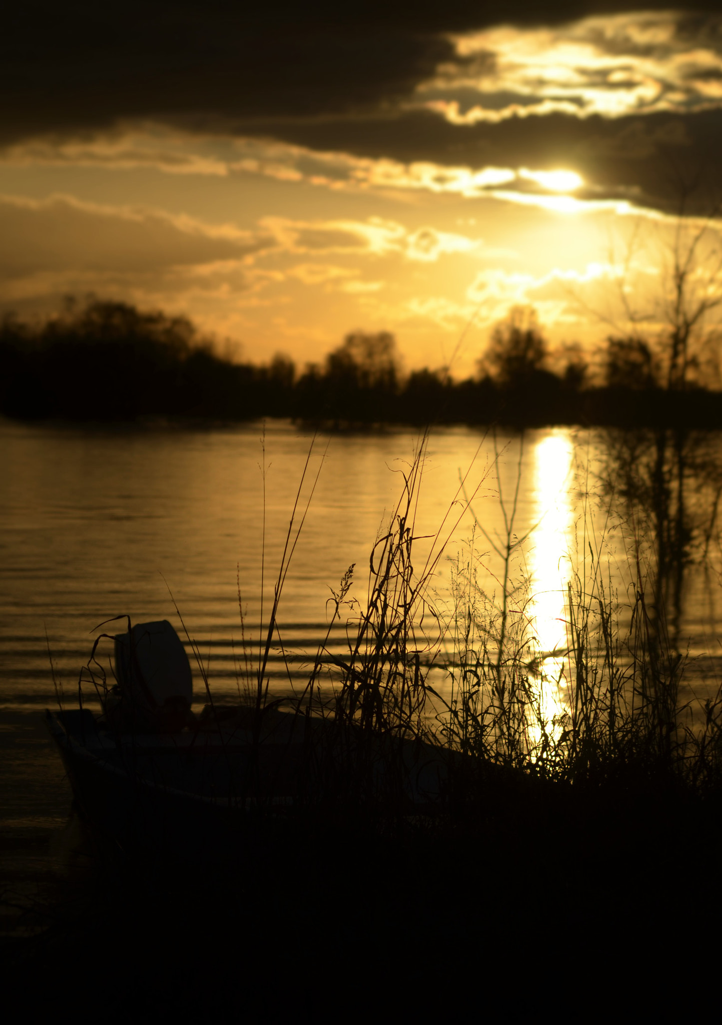 Nikon D5100 + Sigma 70-300mm F4-5.6 DG Macro sample photo. Sunset on the river photography