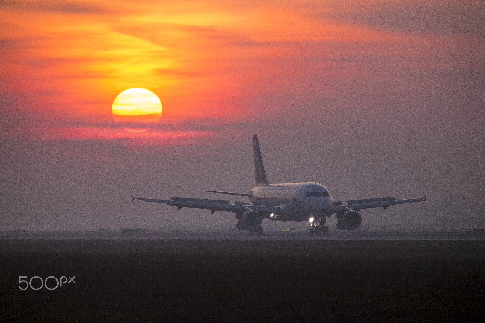 Canon EF 70-200mm F2.8L IS USM sample photo. Sunset on the airport photography