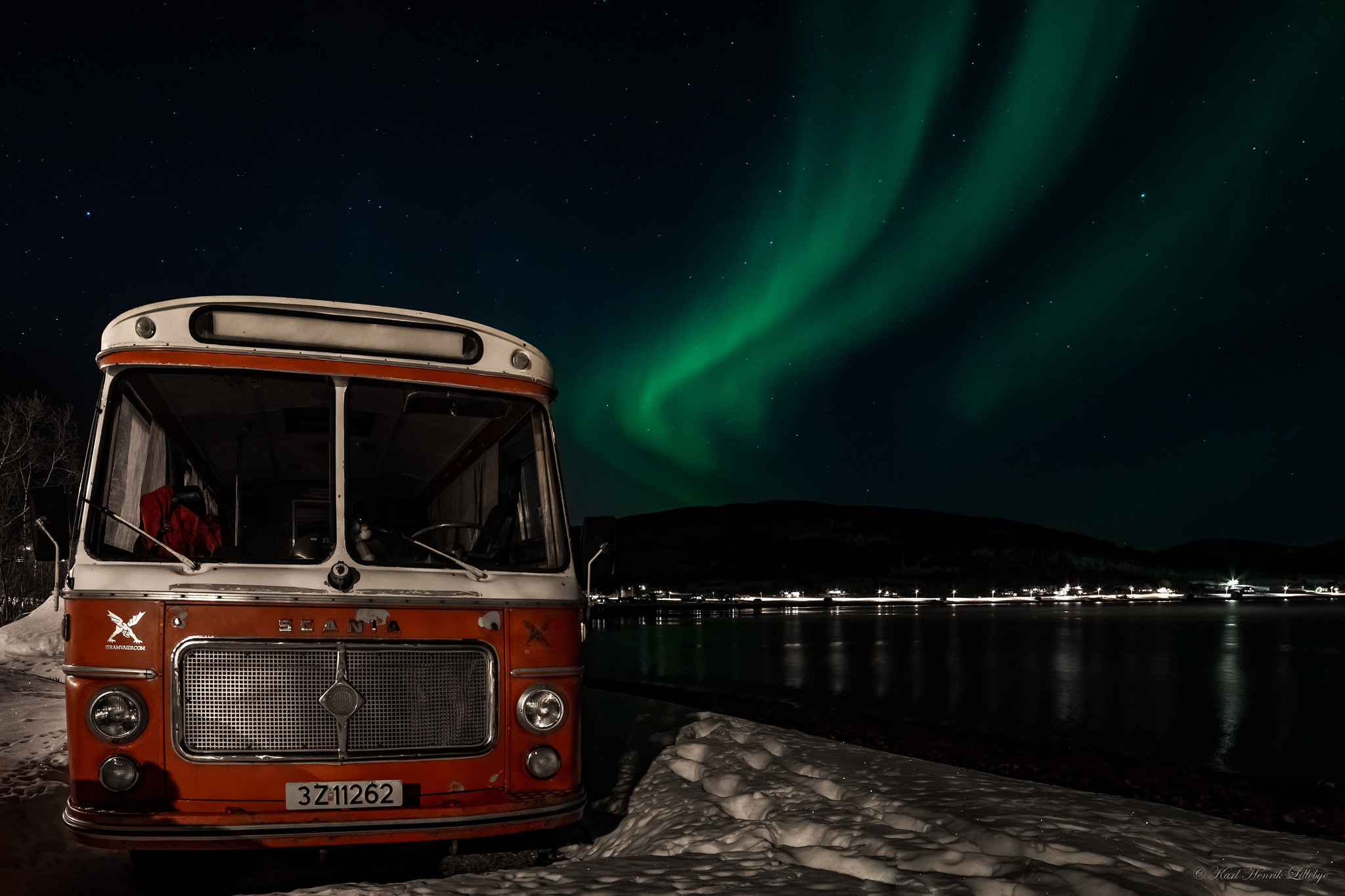 Samyang 14mm F2.8 ED AS IF UMC sample photo. Old bus and aurora! photography