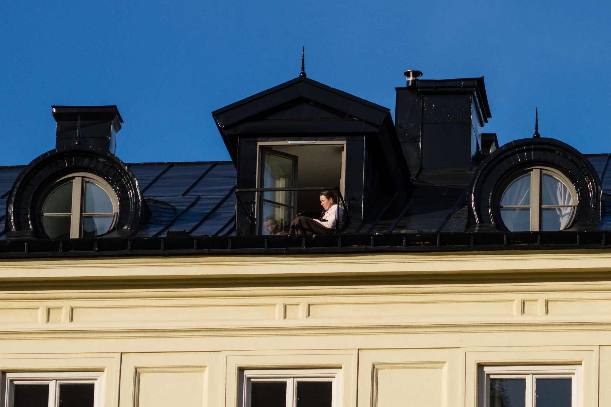 Sony SLT-A77 + Sony 85mm F2.8 SAM sample photo. Lady-on-the-roof photography