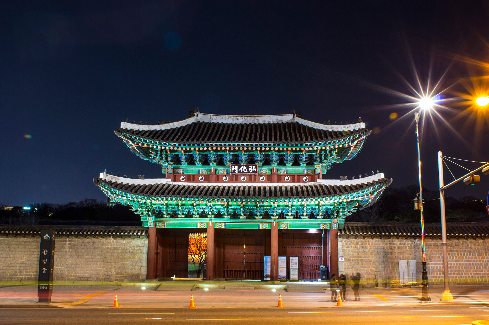 Canon EOS 100D (EOS Rebel SL1 / EOS Kiss X7) + Canon EF 28mm F1.8 USM sample photo. Changgyeonggung (palace) night special photography