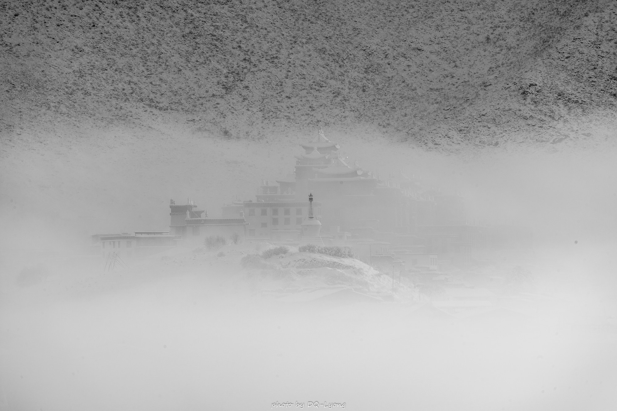 Canon EF 28-300mm F3.5-5.6L IS USM sample photo. 雾霭中的噶丹。松赞林.jpg photography