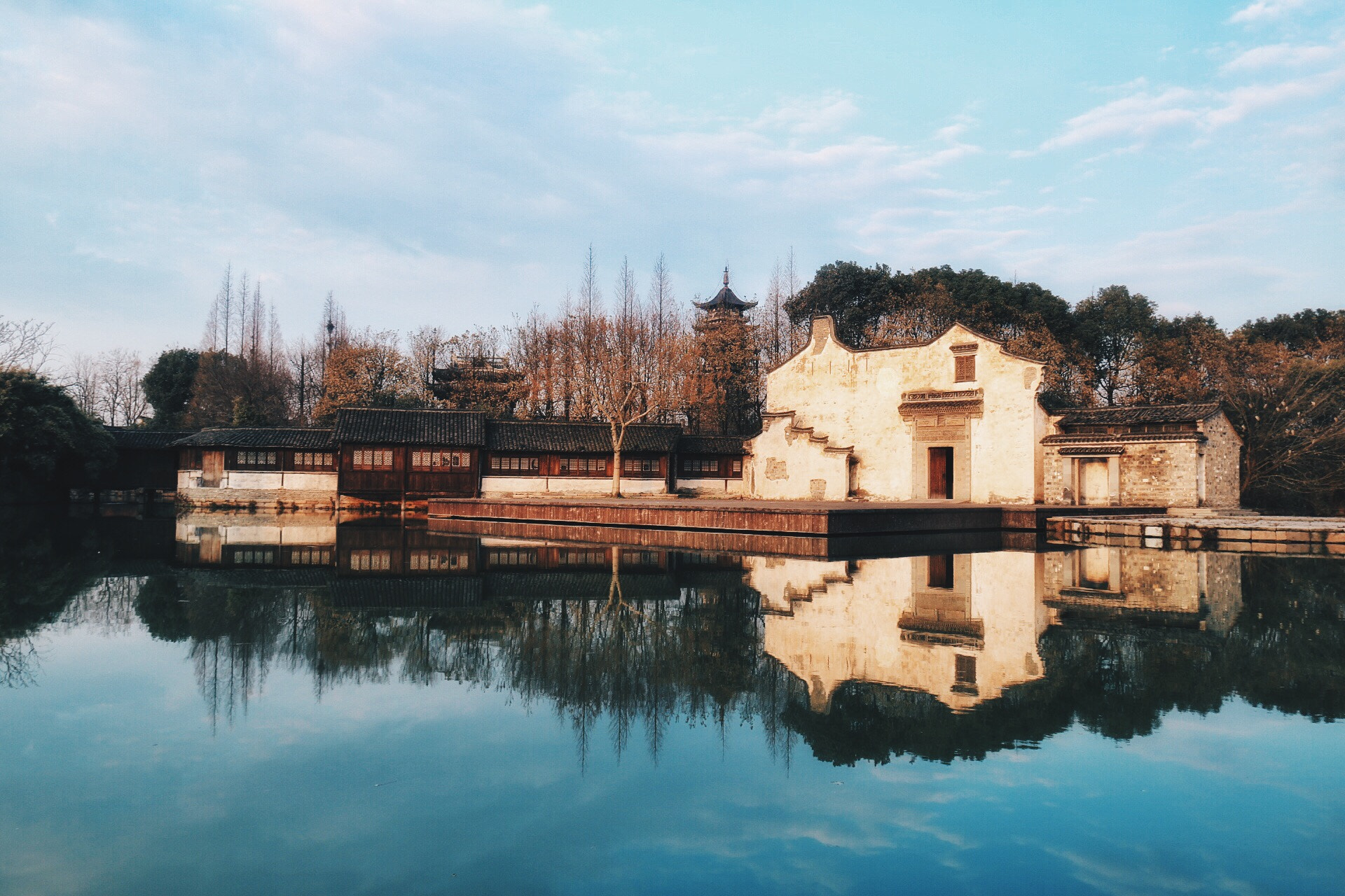 Canon EOS 760D (EOS Rebel T6s / EOS 8000D) + Canon EF-S 18-200mm F3.5-5.6 IS sample photo. Ancient waterfront town in china. photography