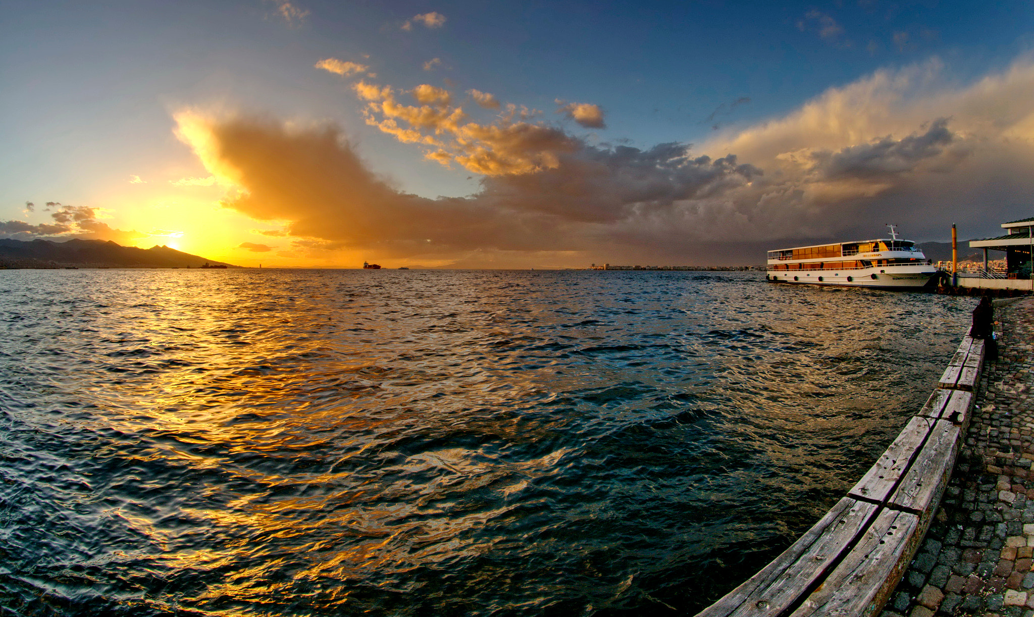 Samsung NX20 + Samsung NX 10mm F3.5 Fisheye sample photo. The harbour photography