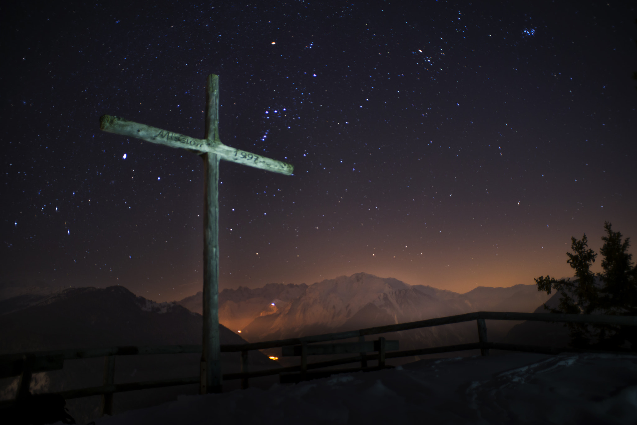 Nikon D610 + AF Nikkor 20mm f/2.8 sample photo. Night cross photography