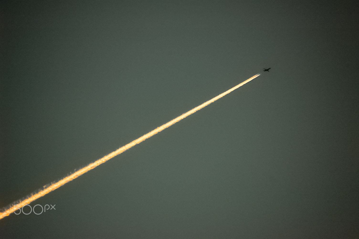 Nikon D50 + Sigma APO 170-500mm F5-6.3 Aspherical RF sample photo. Airliner and jet trail in the evening sun photography