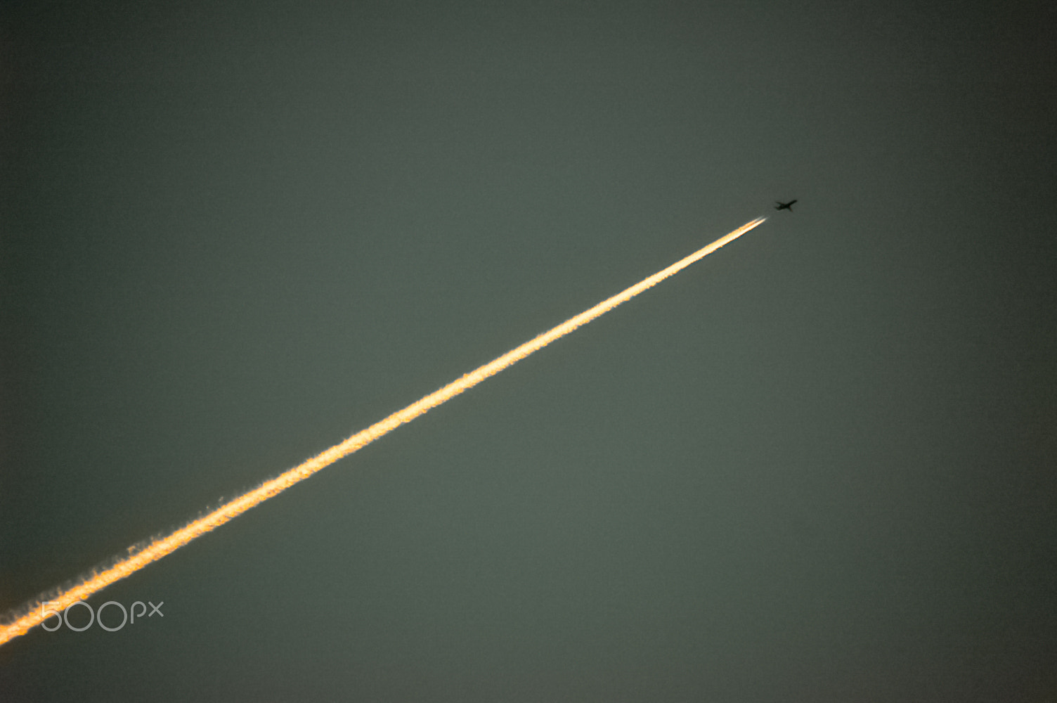 Sigma APO 170-500mm F5-6.3 Aspherical RF sample photo. Airliner and jet trail in the evening sun photography
