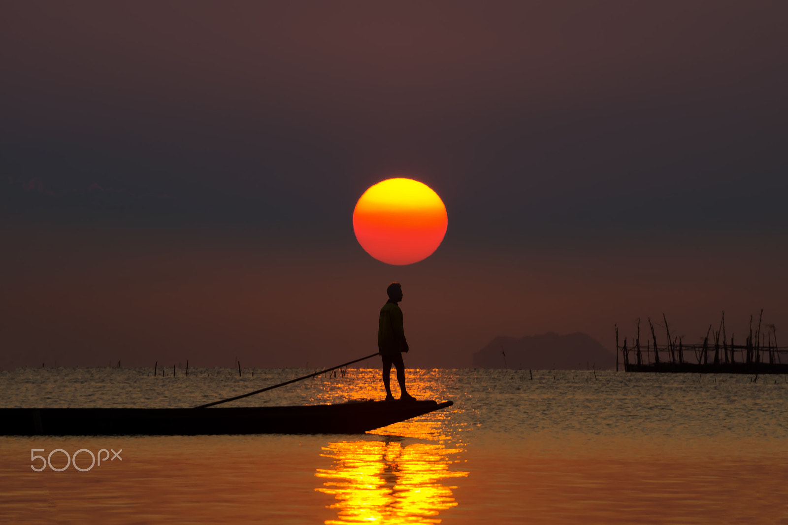 Sony DT 55-300mm F4.5-5.6 SAM sample photo. Big sun and silhouettes man on the boat. photography