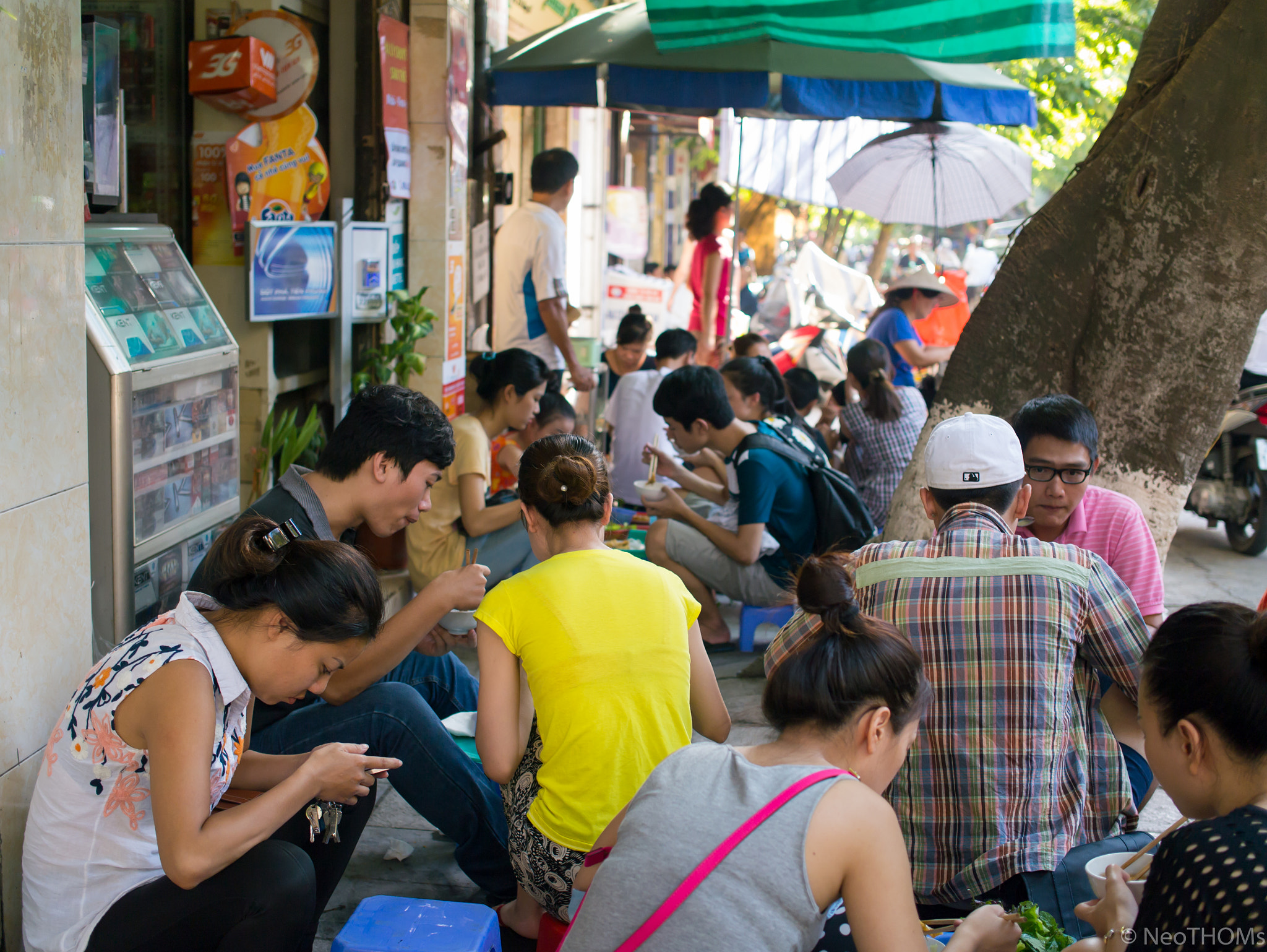 Panasonic Lumix DMC-GF6 + Olympus M.Zuiko Digital 25mm F1.8 sample photo. Lunch on the street of hanoi photography