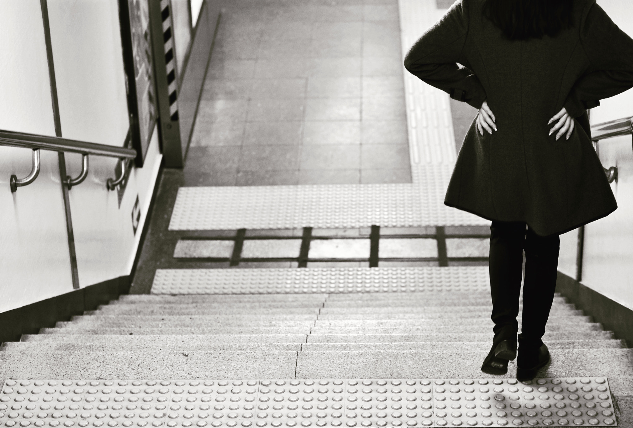 Panasonic Leica DG Nocticron 42.5mm F1.2 ASPH OIS sample photo. The girl down to the subway photography