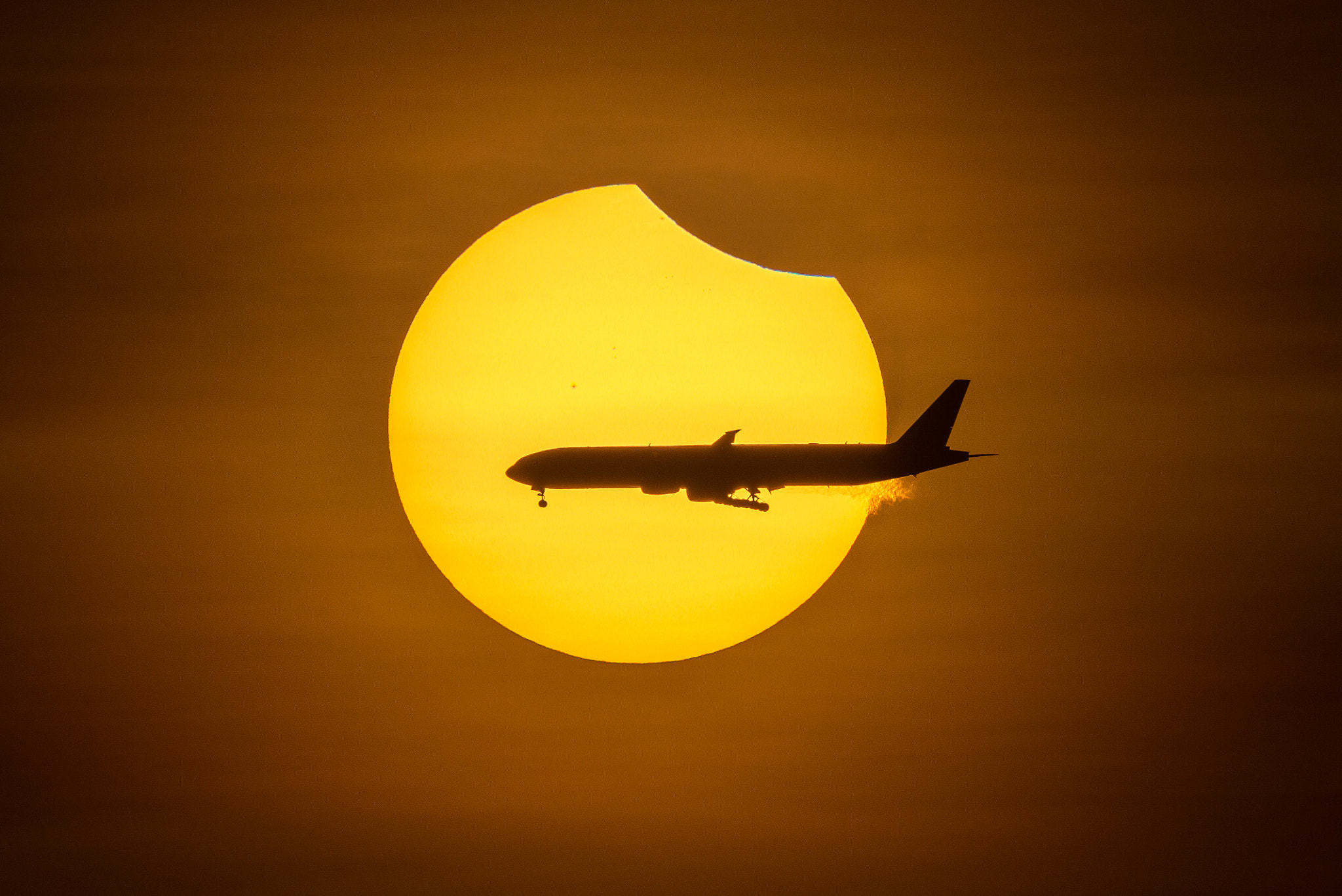 Nikon D800E + Nikon AF-S DX Nikkor 55-300mm F4.5-5.6G ED VR sample photo. Plane and the partially eclipsed sun photography