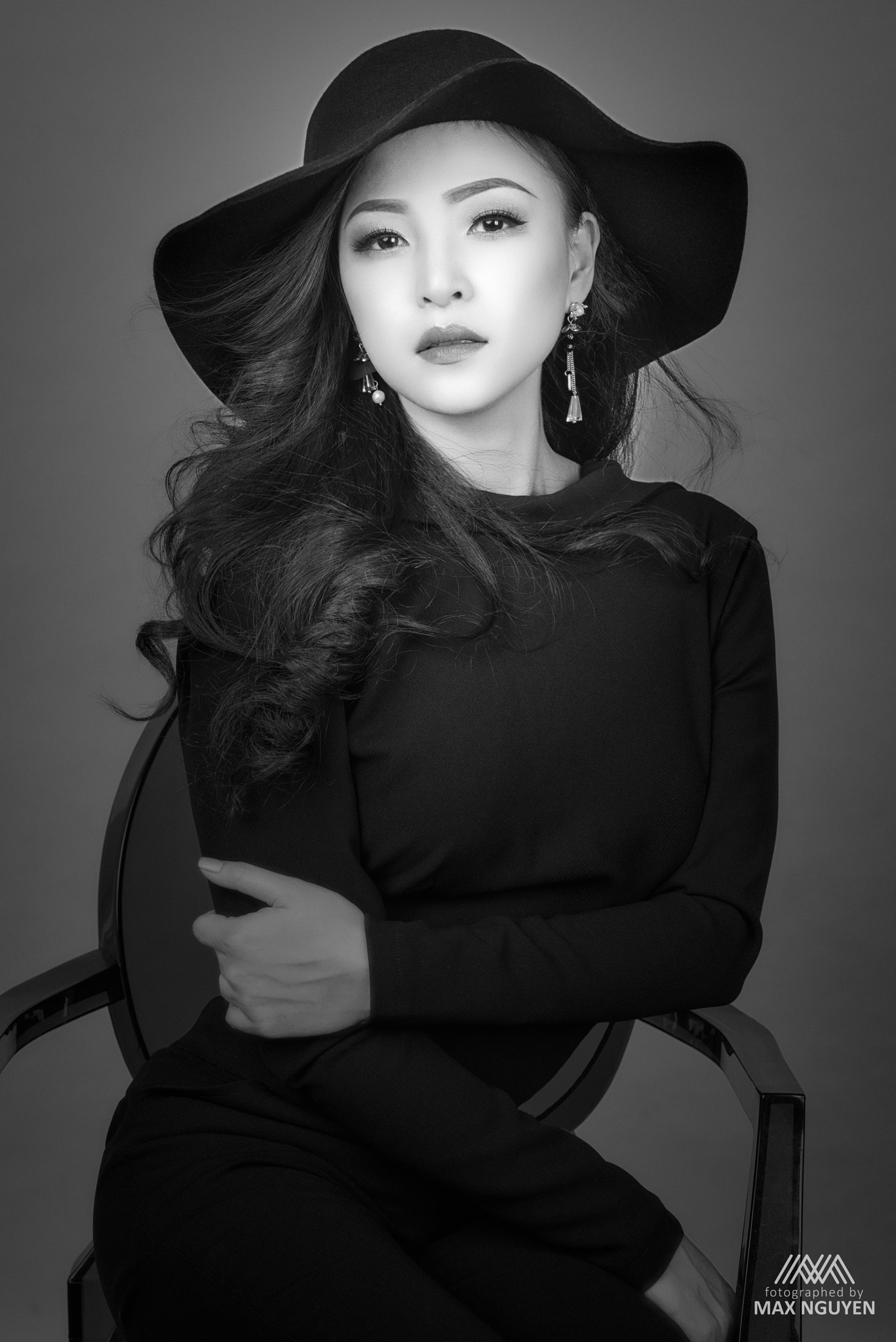 Nikon D810 + Zeiss Milvus 85mm f/1.4 sample photo. Lady in black photography