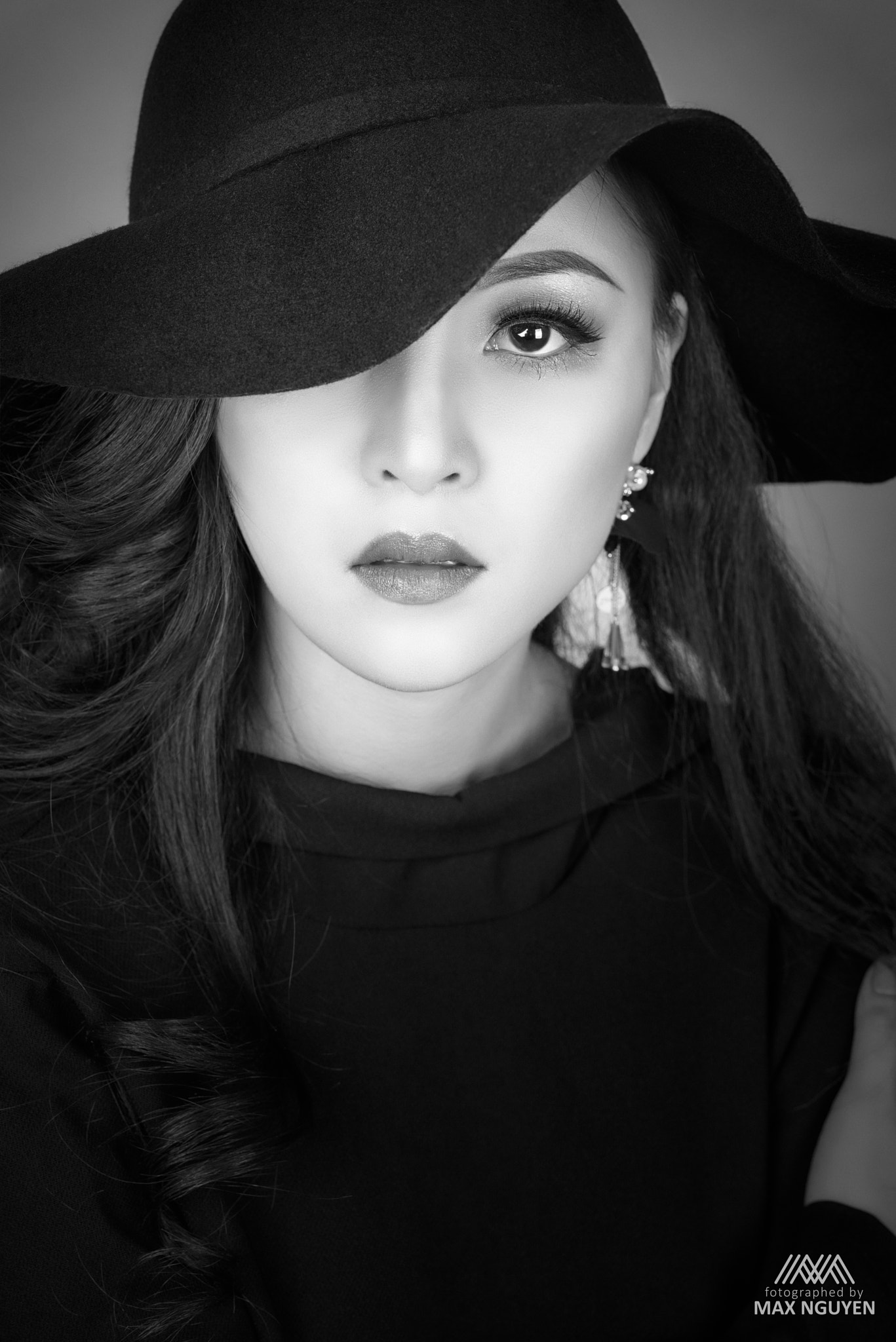 Nikon D810 + Zeiss Milvus 85mm f/1.4 sample photo. Lady in black photography