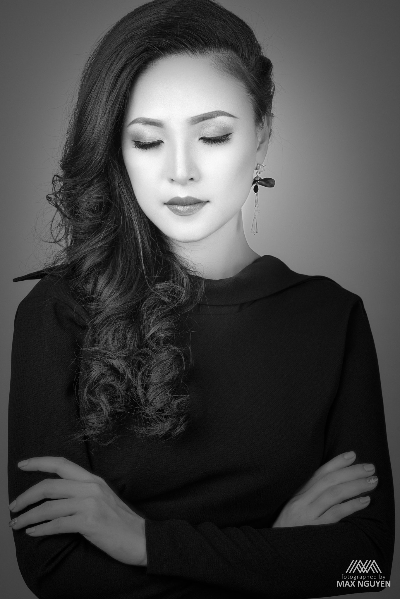 Nikon D810 + Zeiss Milvus 85mm f/1.4 sample photo. Lady in black photography