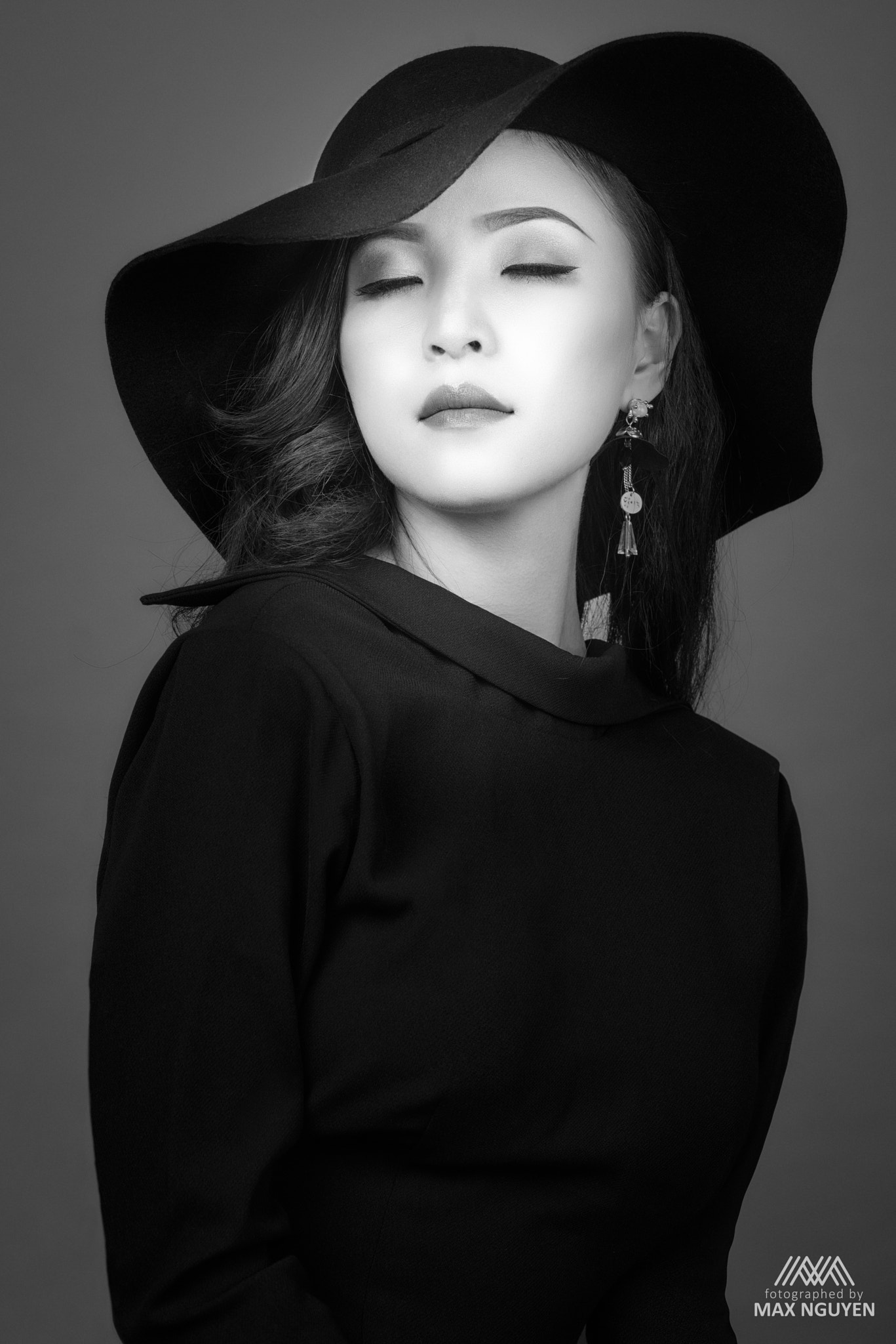 Nikon D810 + Zeiss Milvus 85mm f/1.4 sample photo. Lady in black photography