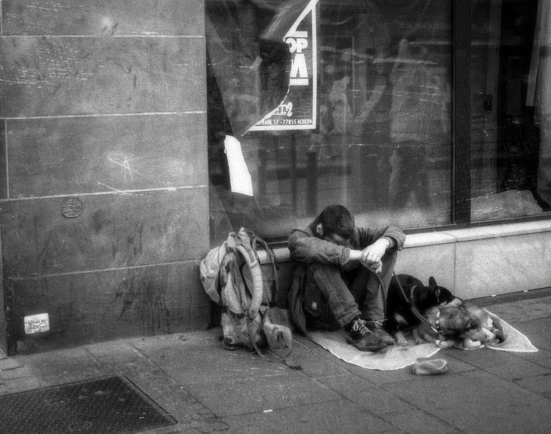 Nikon D70s + Nikon AF-S DX Nikkor 35mm F1.8G sample photo. Streets of strasbourg photography