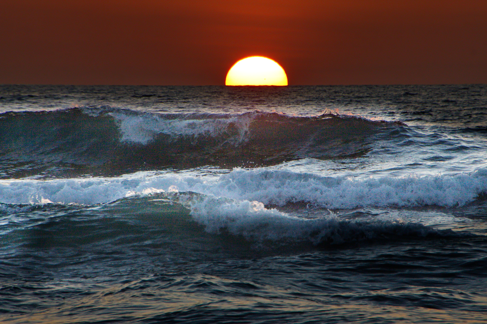 Canon EOS 50D + Tamron 18-270mm F3.5-6.3 Di II VC PZD sample photo. Sunset and waves photography