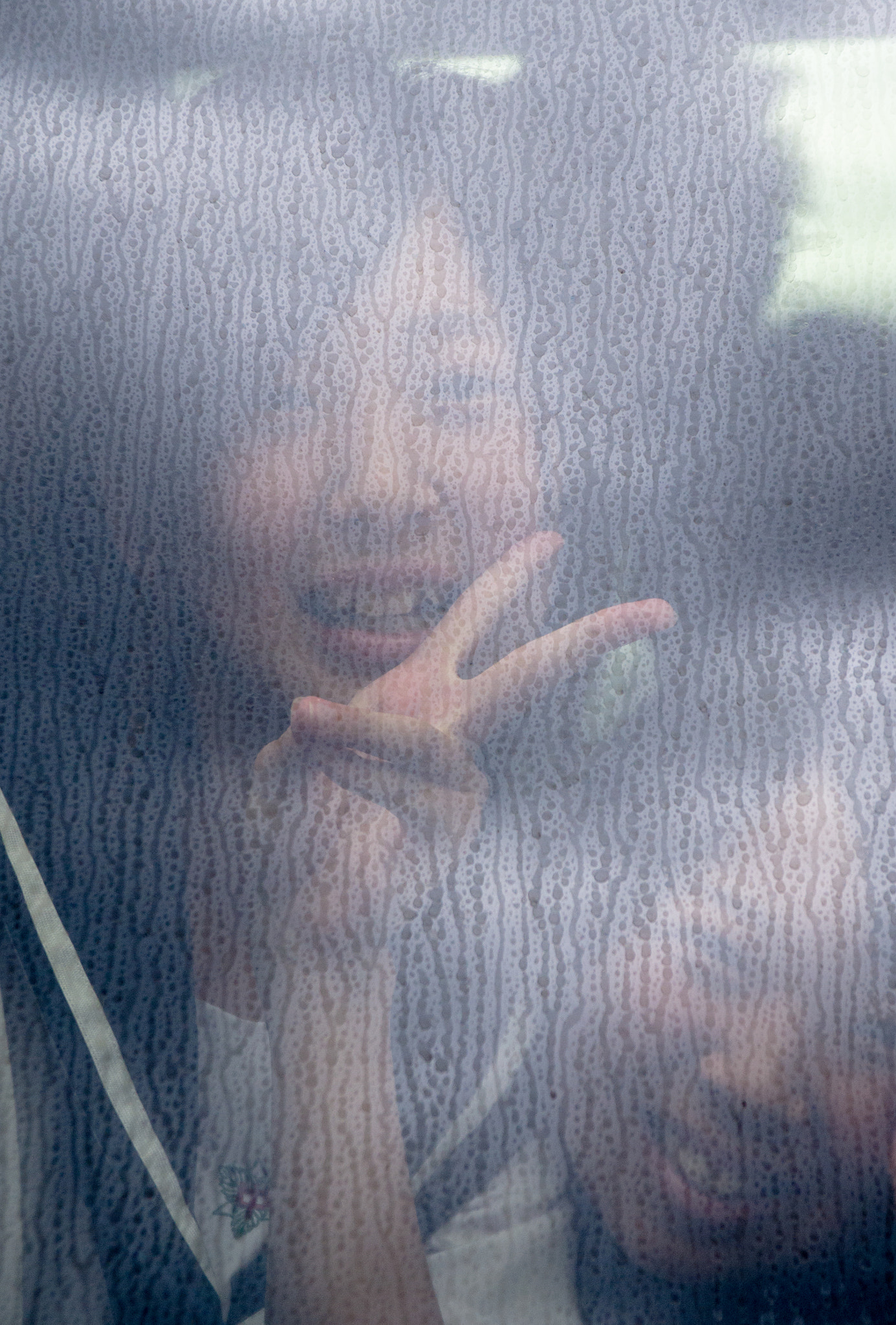 Pentax smc DA 17-70mm F4.0 AL (IF) SDM sample photo. Smile in the rain photography