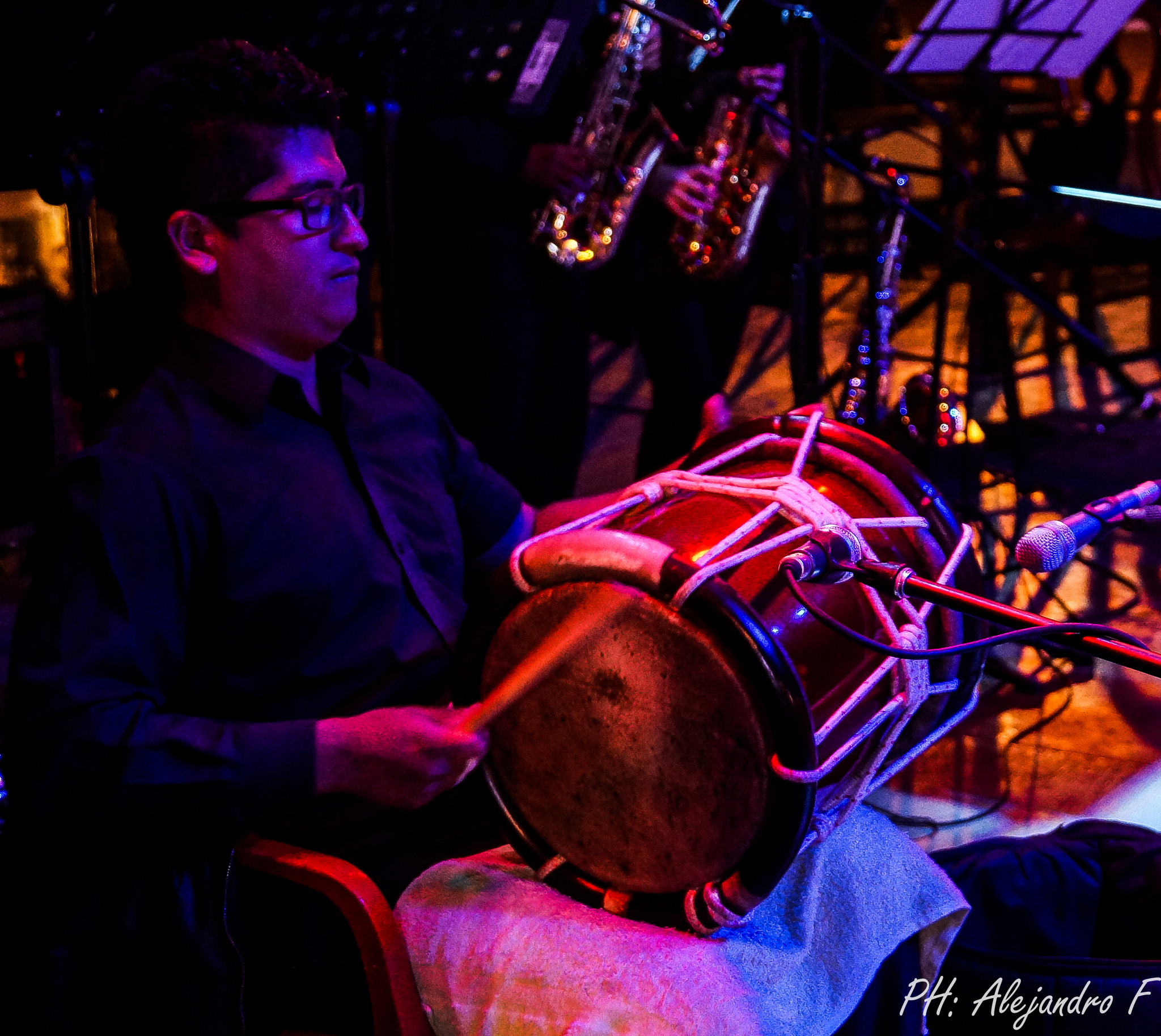 Sony E PZ 18-200mm F3.5-6.3 OSS sample photo. Merengue musician photography