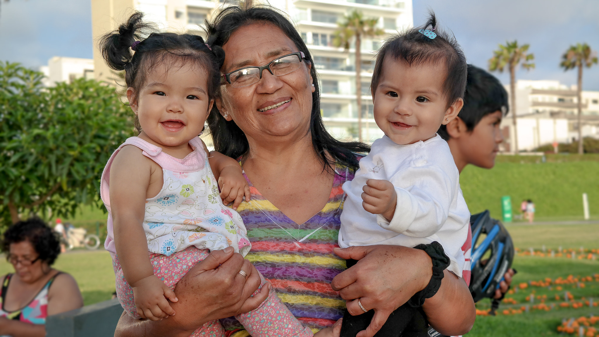 Samsung NX30 + NX 18-55mm F3.5-5.6 sample photo. Abuela feliz photography