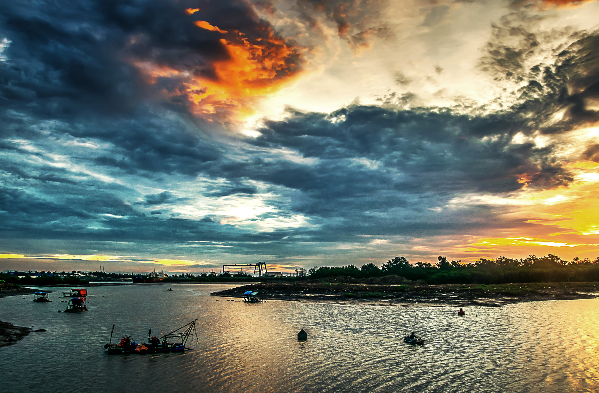 Sigma 18-250mm F3.5-6.3 DC OS HSM sample photo. Dawn on the river photography