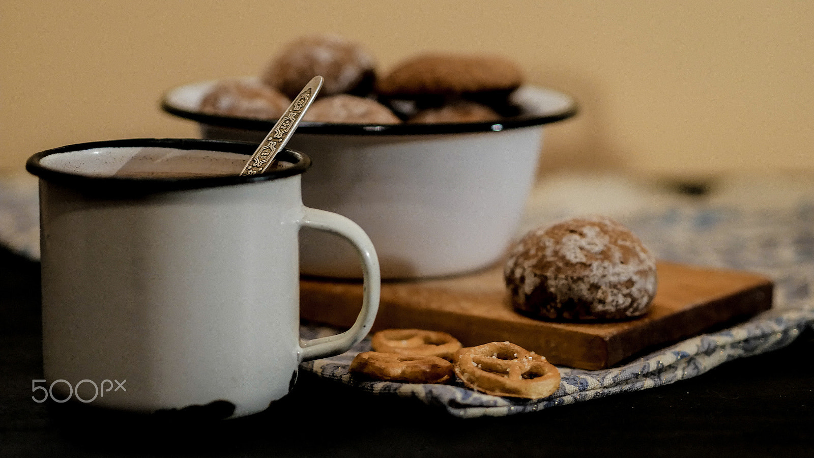 Panasonic Lumix DMC-G7 + Olympus M.Zuiko Digital 45mm F1.8 sample photo. Drink and pretzels photography