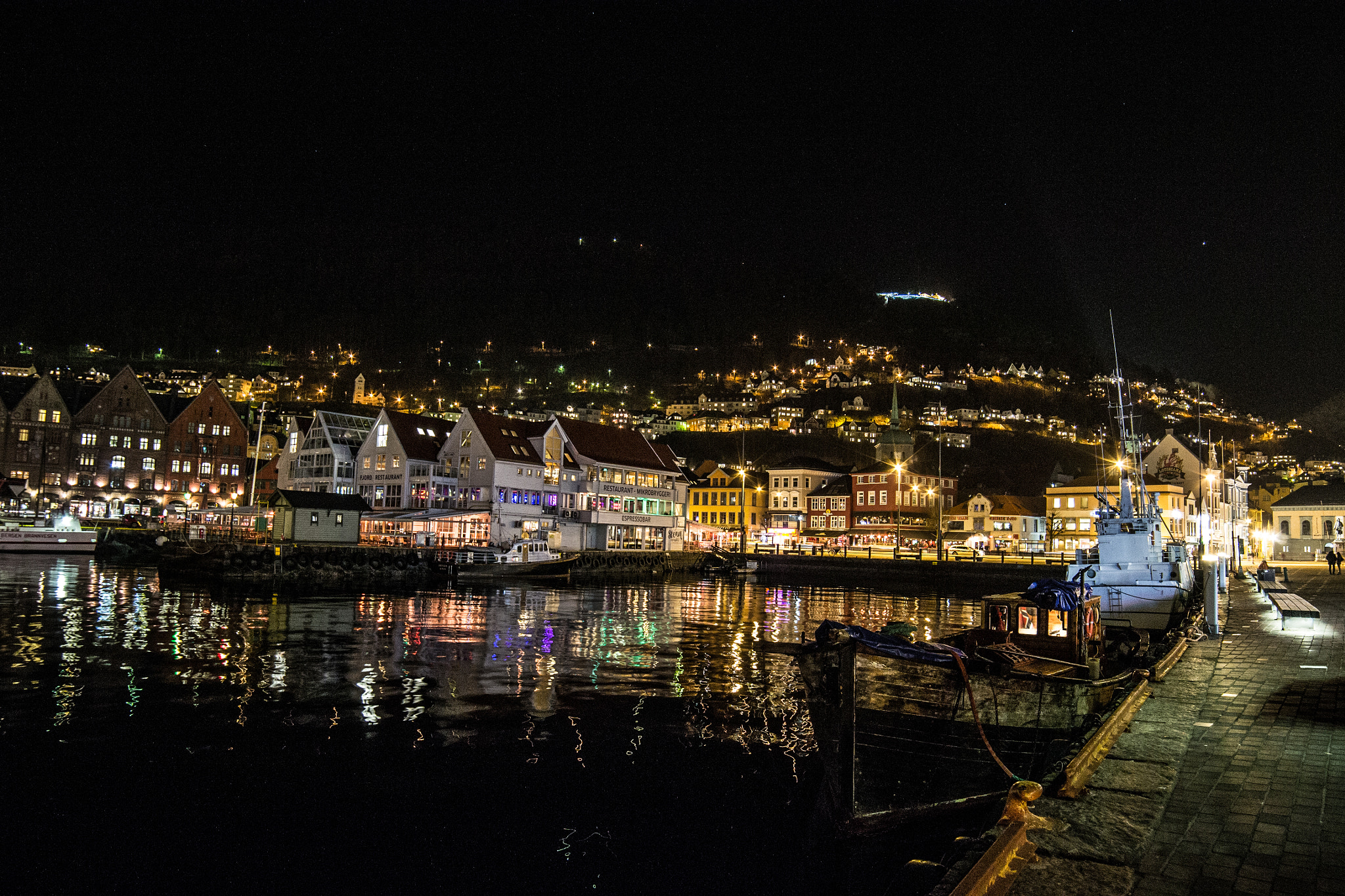 Nikon D3100 + Samyang 14mm F2.8 ED AS IF UMC sample photo. Bergen harbour night inn photography