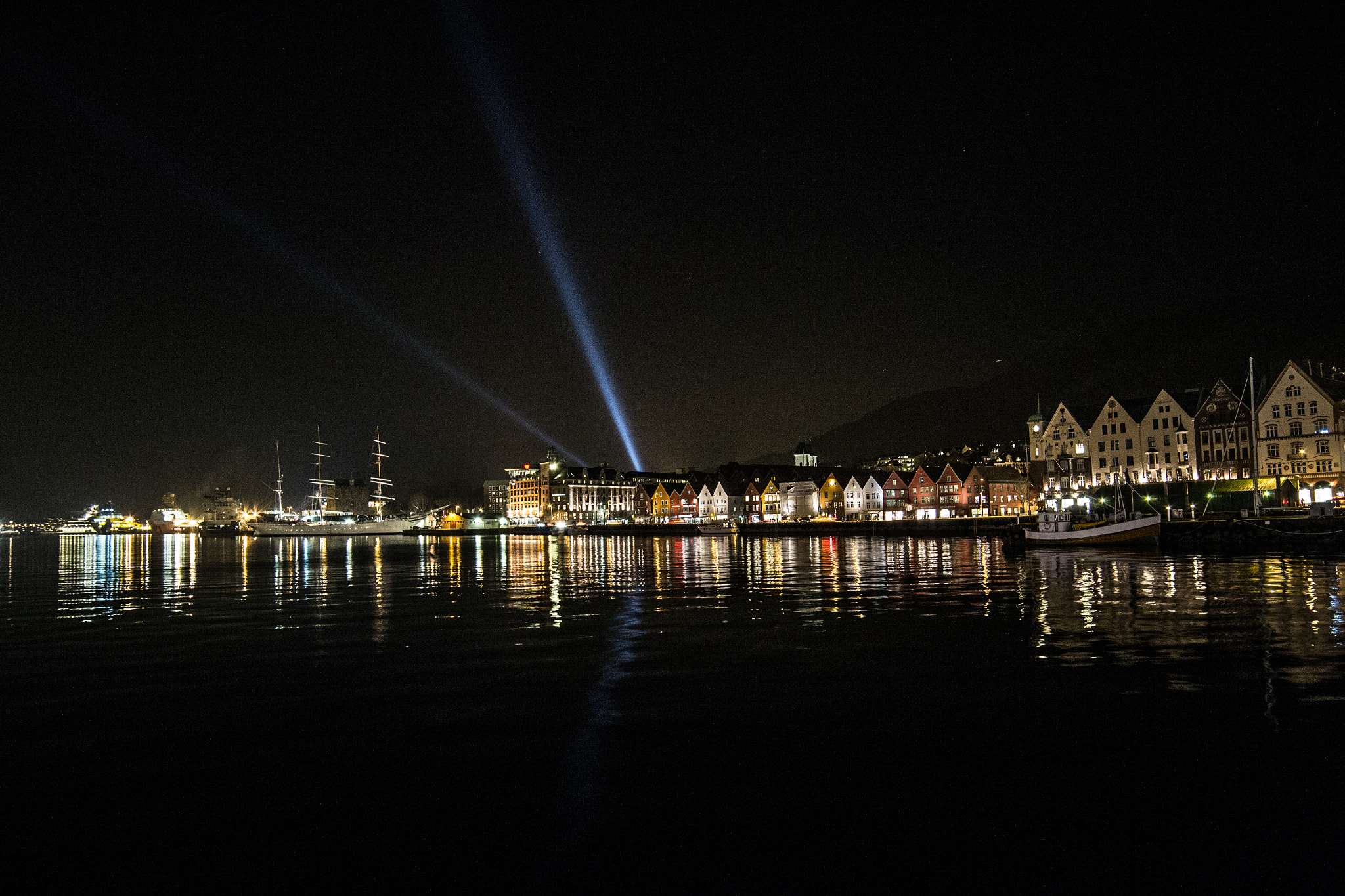 Nikon D3100 + Samyang 14mm F2.8 ED AS IF UMC sample photo. Bergen harbour night out photography