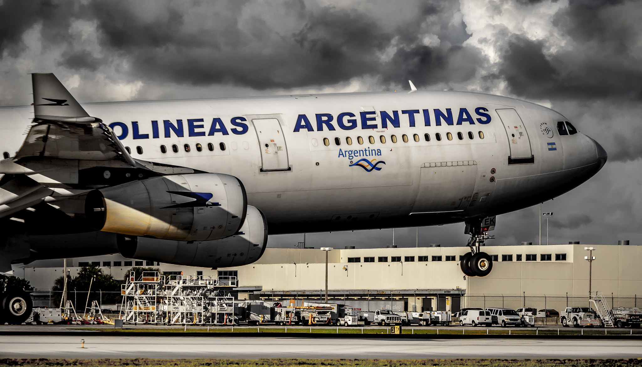 Panasonic Lumix DMC-GX8 + Olympus M.Zuiko Digital ED 40-150mm F2.8 Pro sample photo. Argentinas airbus a340 photography