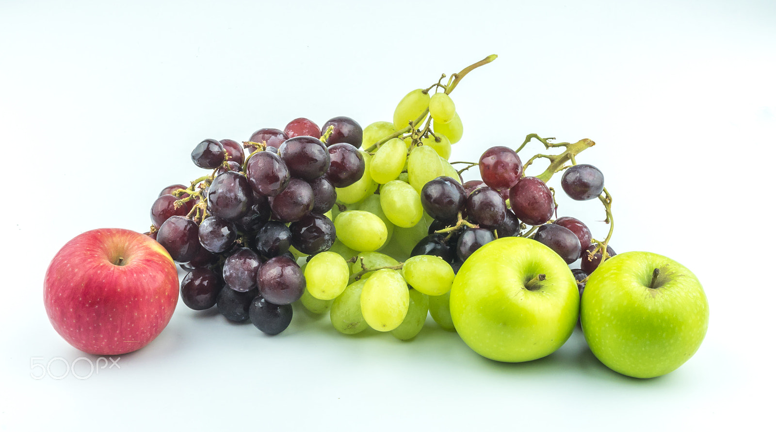 Sony a7 II + Sigma 30mm F2.8 EX DN sample photo. Grape and apple with white background photography