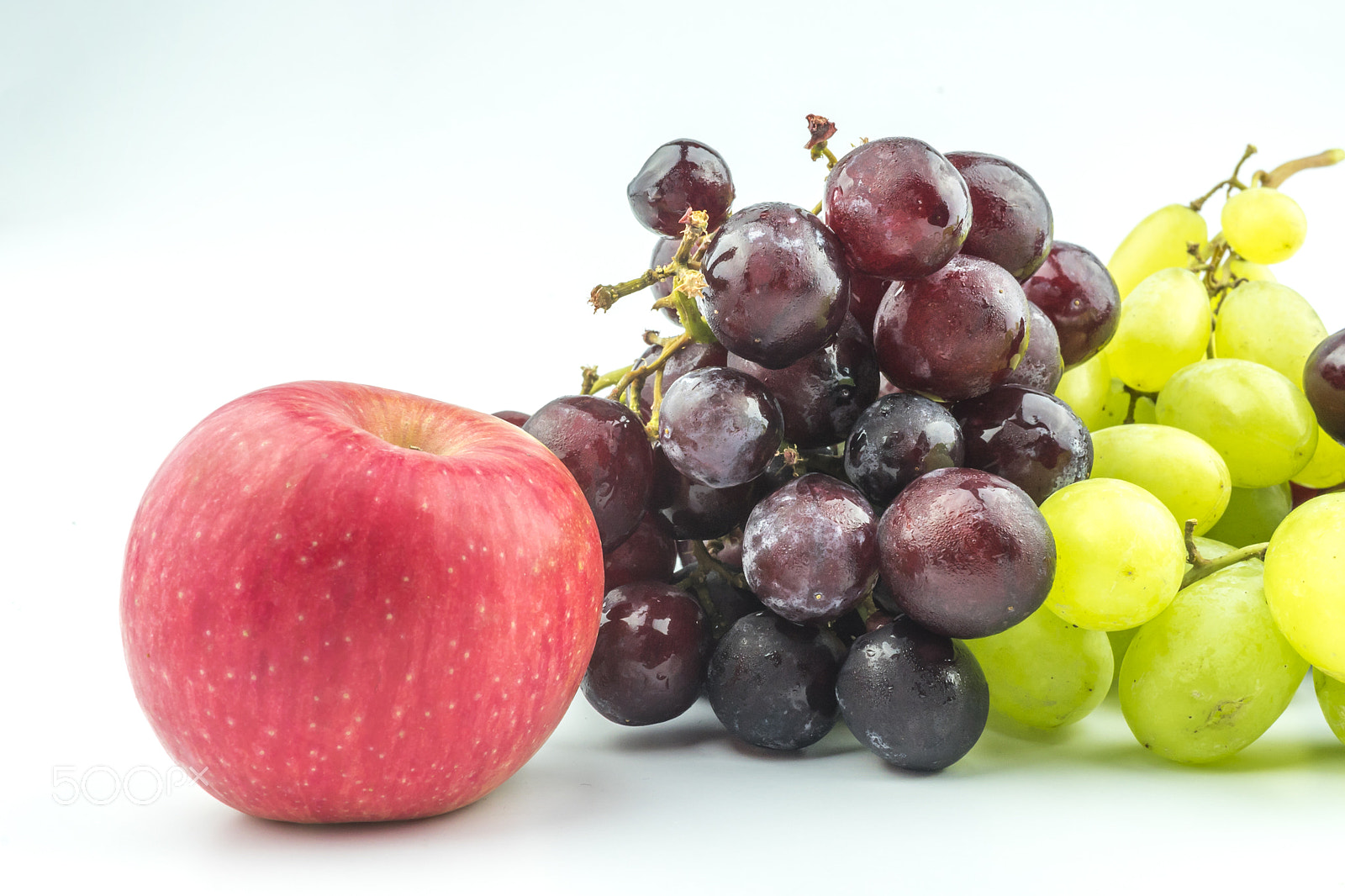 Sony a7 II + Sigma 30mm F2.8 EX DN sample photo. Grape and apple with white background photography