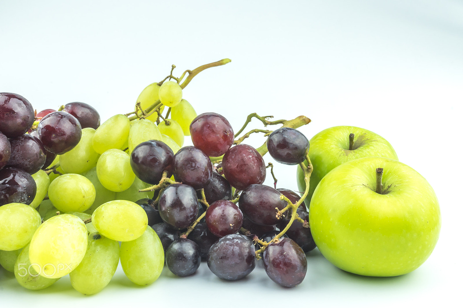 Sony a7 II + Sigma 30mm F2.8 EX DN sample photo. Grape and apple with white background photography