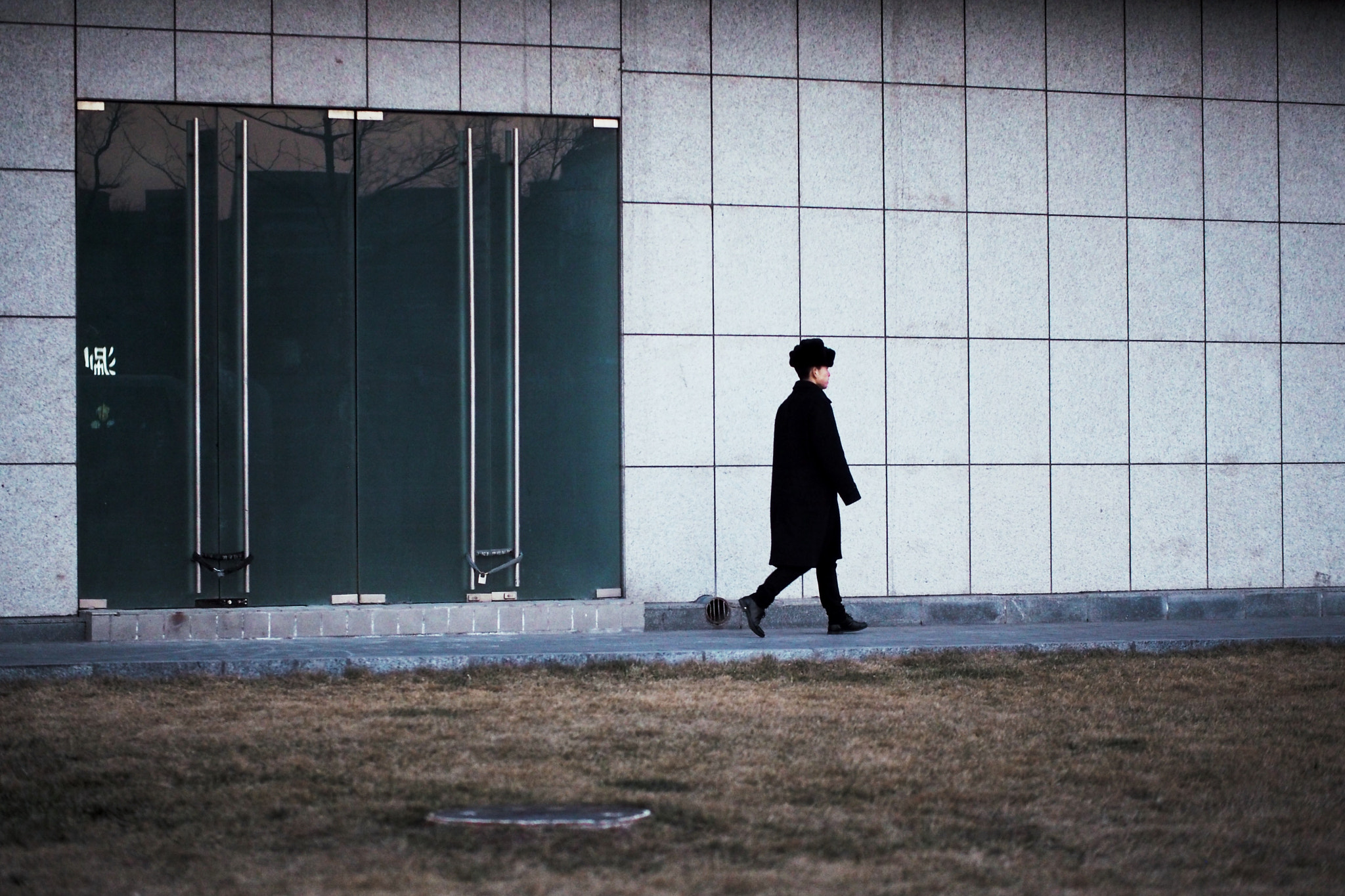 Olympus PEN E-P5 + Panasonic Leica DG Nocticron 42.5mm F1.2 ASPH OIS sample photo. Young man passing by photography