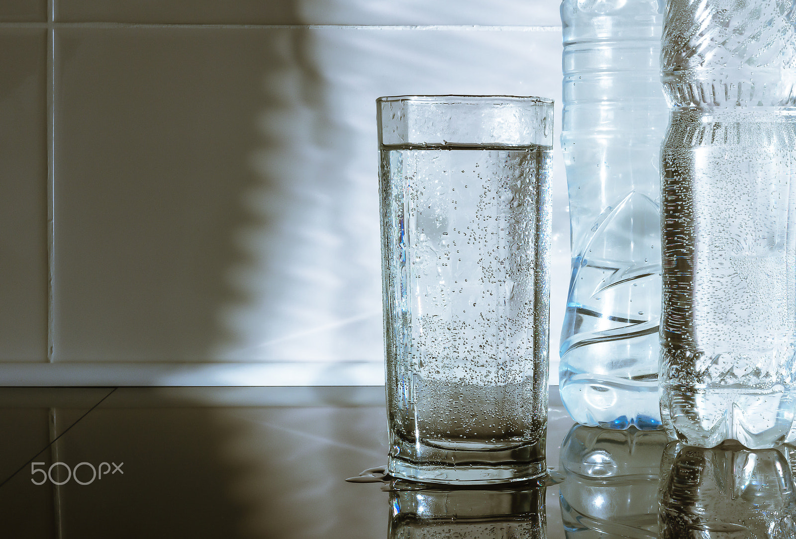 Sony SLT-A65 (SLT-A65V) + Sony DT 50mm F1.8 SAM sample photo. The water in the glass radiates light. photography